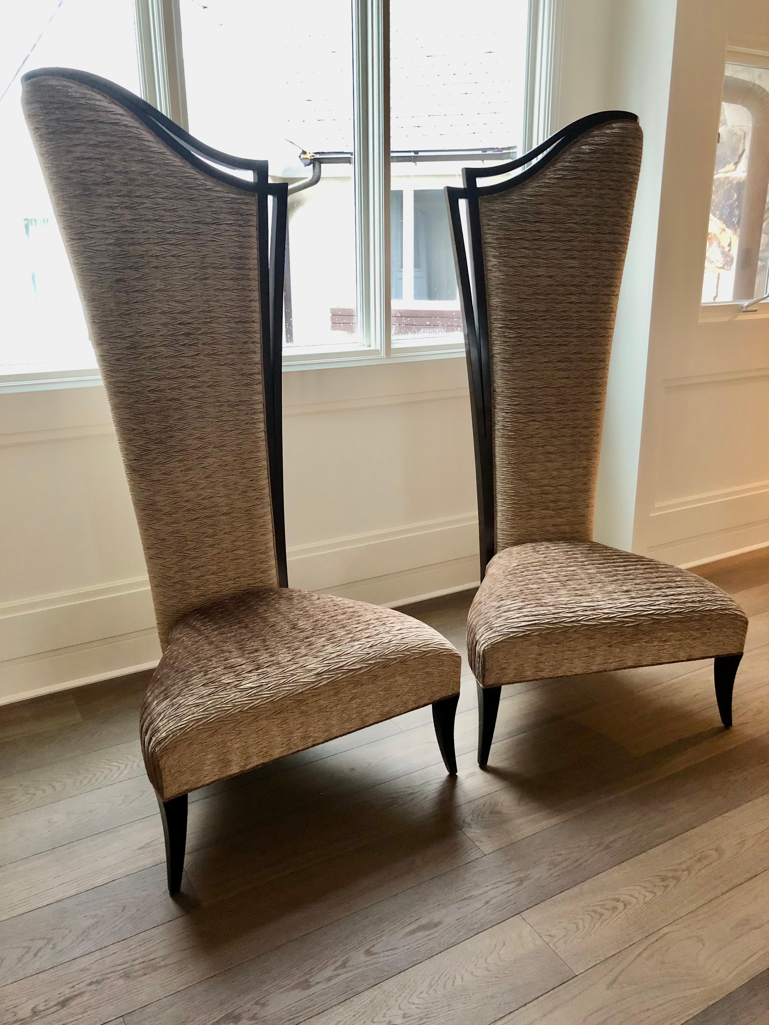 Ein hervorragend stilvolles Paar Christopher Guy-Stühle aus Mahagoni und Samt mit hoher Rückenlehne (Art déco) im Angebot