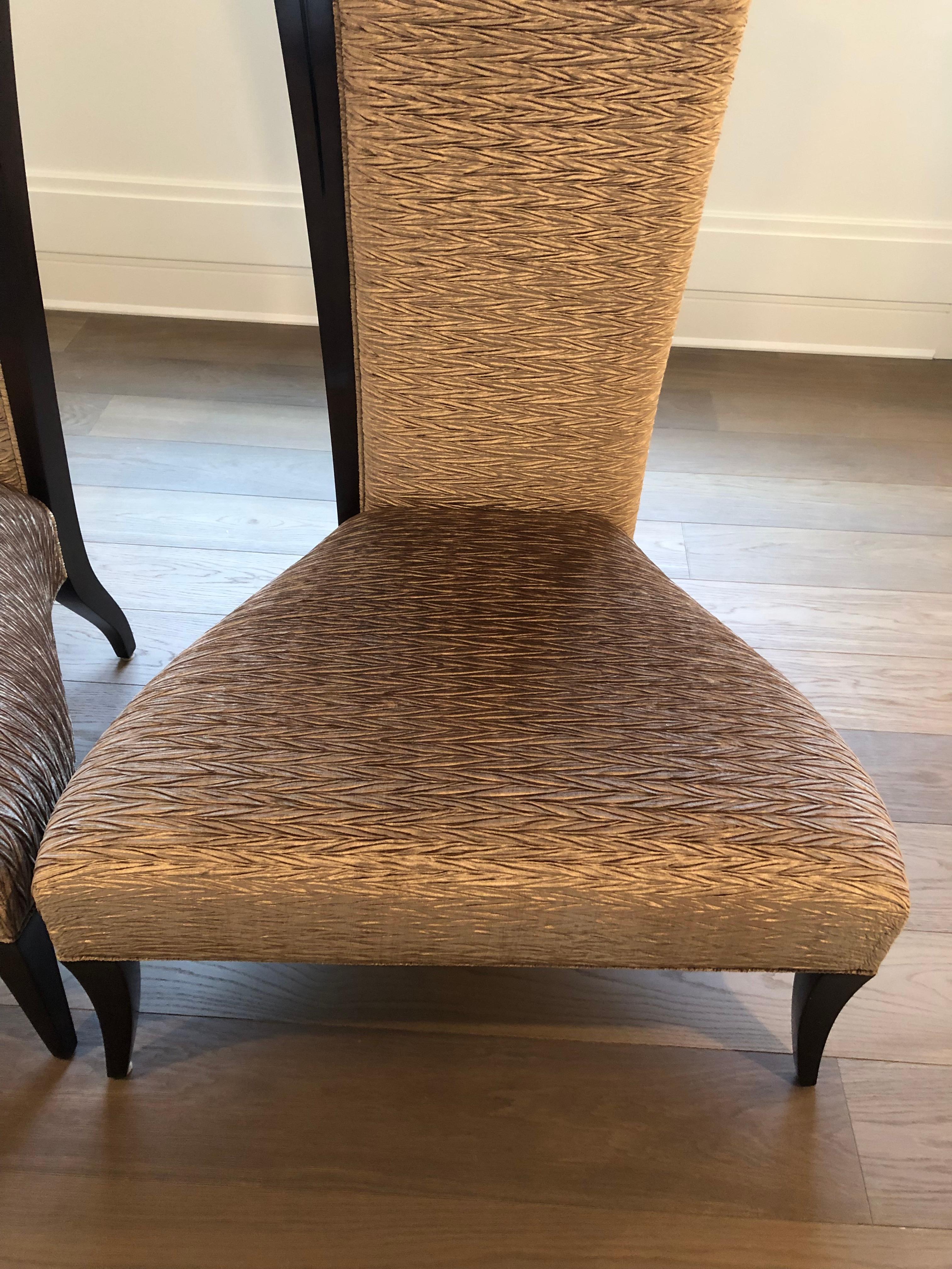 Ein hervorragend stilvolles Paar Christopher Guy-Stühle aus Mahagoni und Samt mit hoher Rückenlehne (amerikanisch) im Angebot