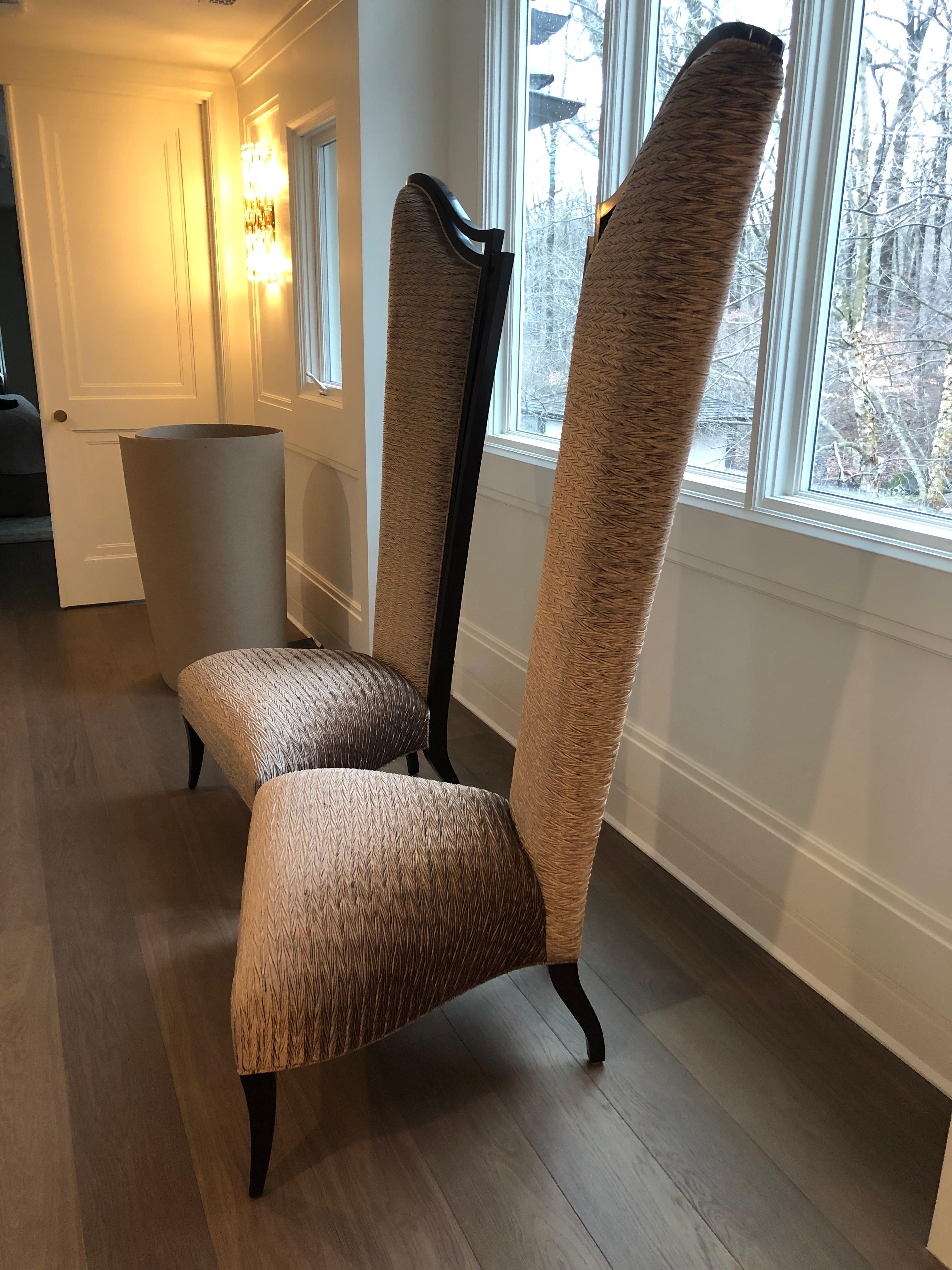Ein hervorragend stilvolles Paar Christopher Guy-Stühle aus Mahagoni und Samt mit hoher Rückenlehne im Zustand „Gut“ im Angebot in Hopewell, NJ