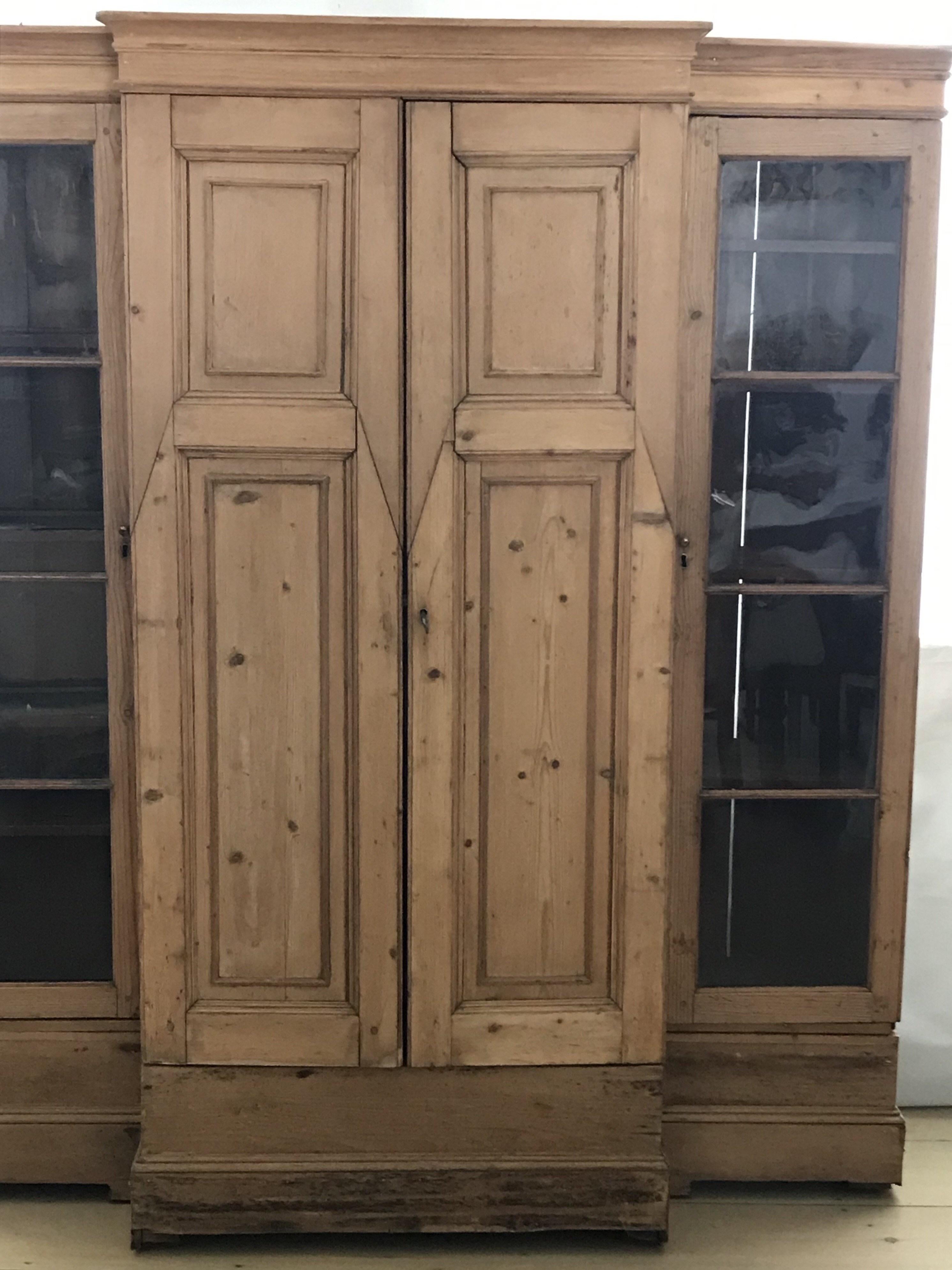 Armoire de soldats écossais en pin du 19ème siècle superbement polyvalente Bon état - En vente à Hopewell, NJ