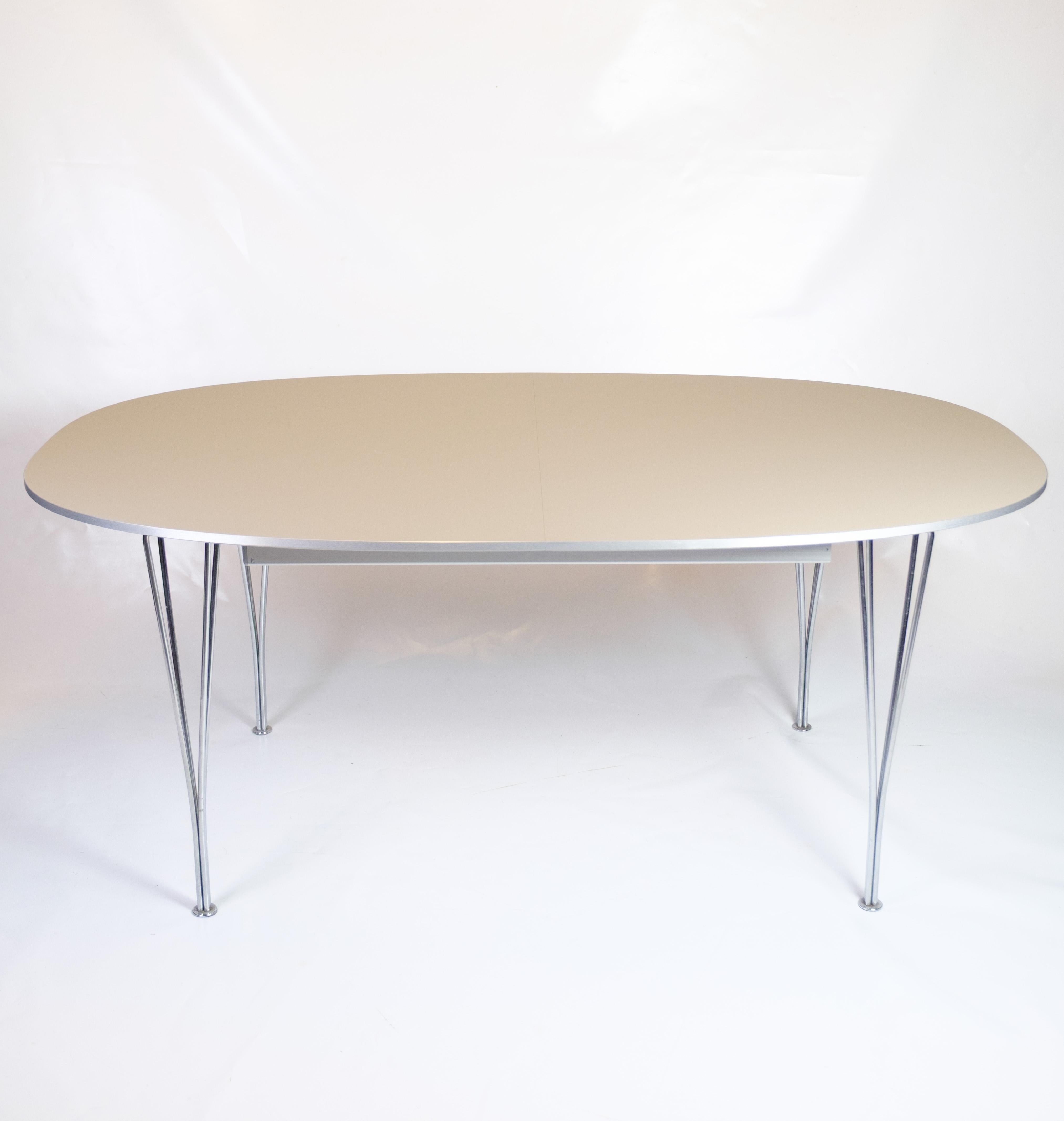 Esstisch Superellipse, Modell B616, entworfen von Piet Hein in Zusammenarbeit mit Bruno Mathsson und Arne Jacobsen für Fritz Hansen. Der Tisch hat einen minimalistischen Look mit einer grauen Laminatplatte und verchromten Stahlbeinen im kultigen