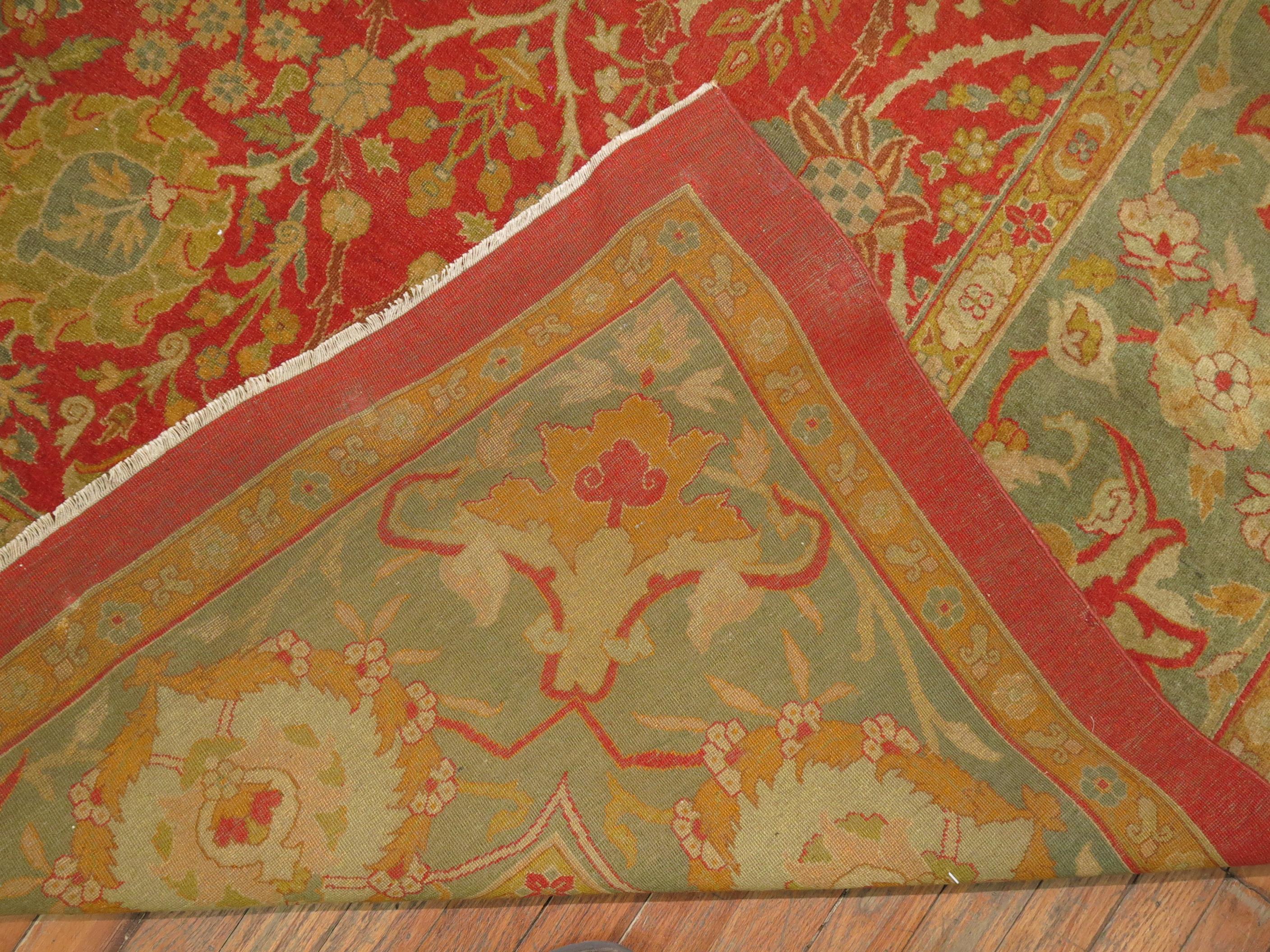 Exquis tapis Agra ancien du 19ème siècle en parfait état, aux couleurs riches et harmonieuses.

Un groupe d'élite des plus beaux tapis de la région d'Agra du 19ème siècle est attribué à la ville d'Amritsar. Ils sont connus pour leur artisanat