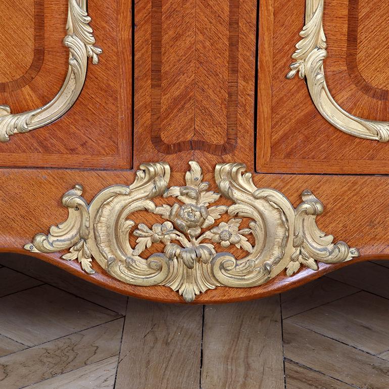 Buffet de qualité supérieure en bois de roi Louis XV avec dessus en marbre en vente 3