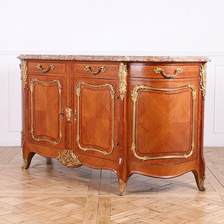 Buffet de qualité supérieure en bois de roi Louis XV avec dessus en marbre en vente 4