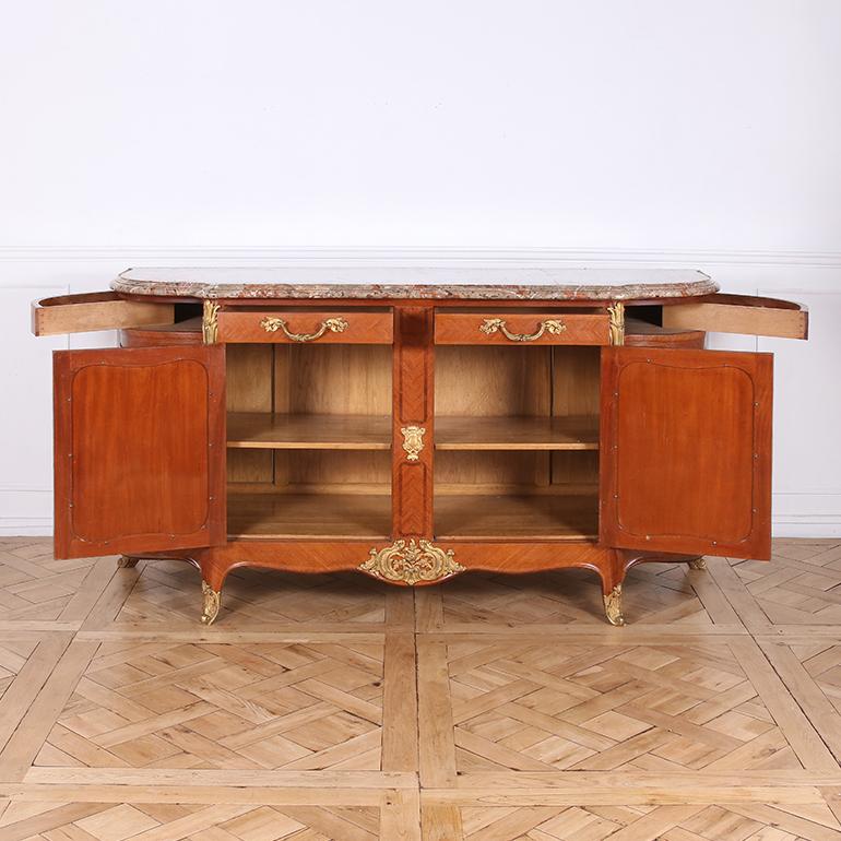 Rococo Buffet de qualité supérieure en bois de roi Louis XV avec dessus en marbre en vente