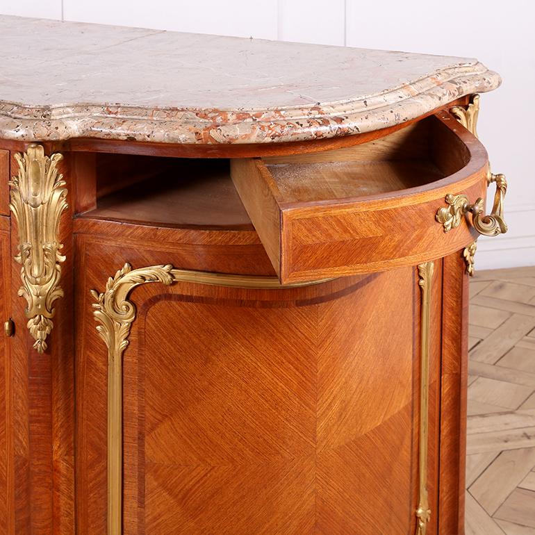 Français Buffet de qualité supérieure en bois de roi Louis XV avec dessus en marbre en vente