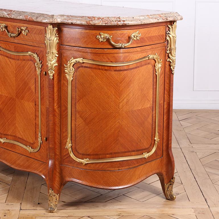 Buffet de qualité supérieure en bois de roi Louis XV avec dessus en marbre Bon état - En vente à Vancouver, British Columbia