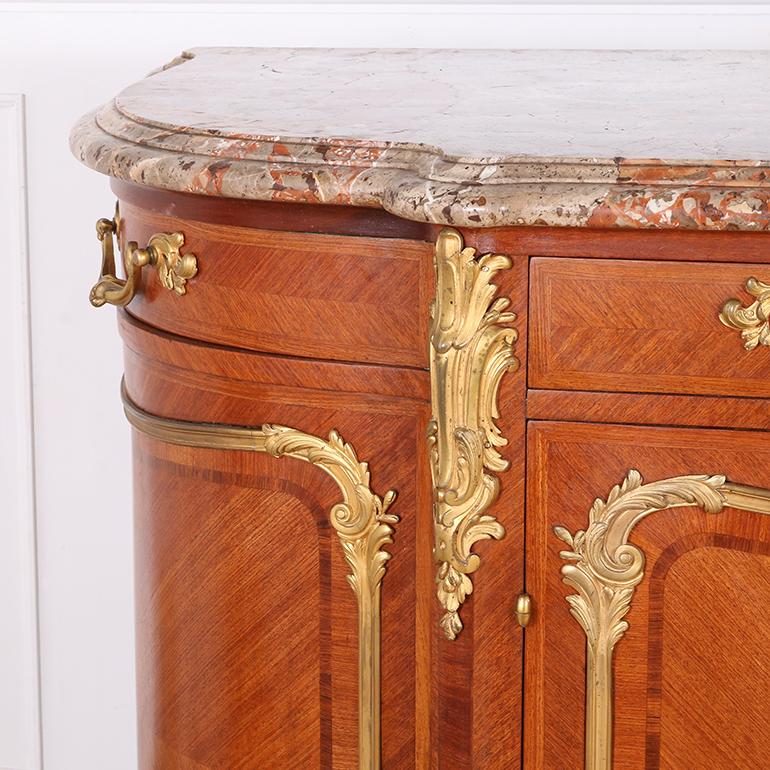 Bronze Buffet de qualité supérieure en bois de roi Louis XV avec dessus en marbre en vente