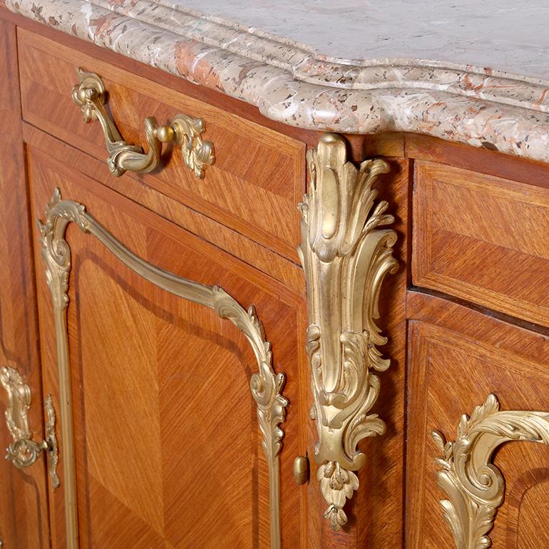 Buffet de qualité supérieure en bois de roi Louis XV avec dessus en marbre en vente 2
