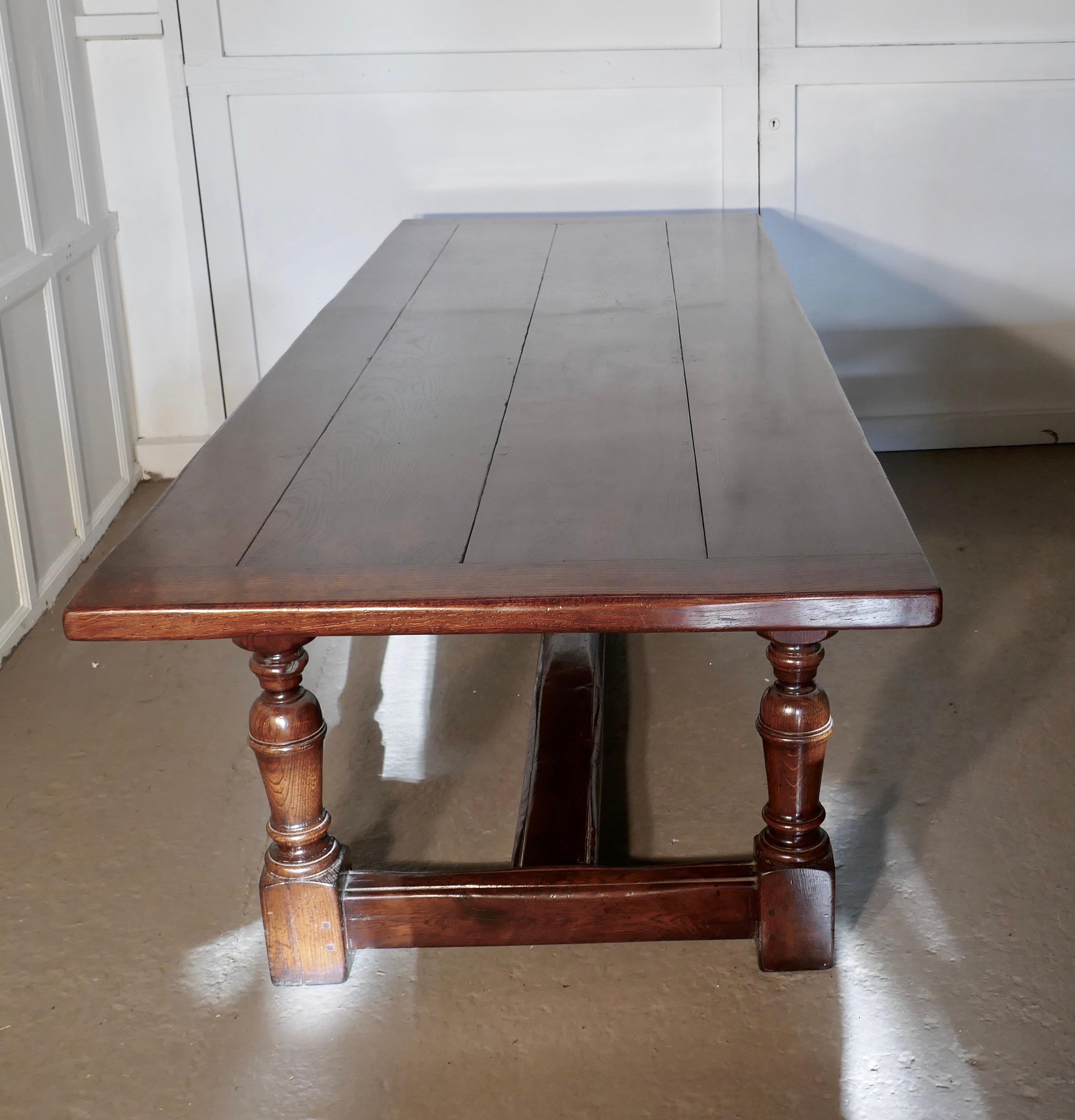 Superior Quality Oak Refectory Dining Table In Good Condition In Chillerton, Isle of Wight