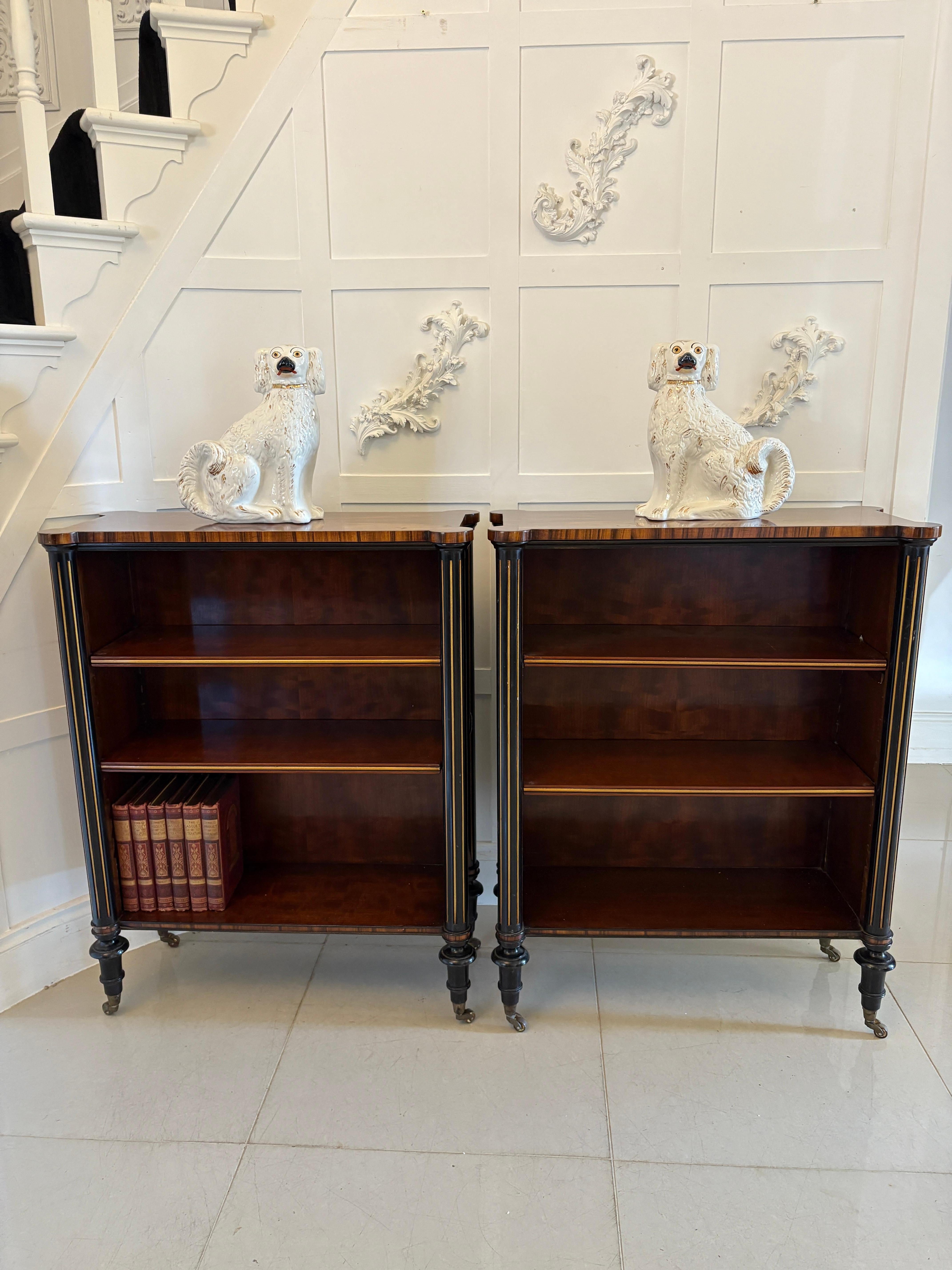 Paire de bibliothèques ouvertes en bois de rose de l'époque édouardienne, de qualité supérieure, avec de magnifiques plateaux en bois de rose aux coins arrondis, des étagères réglables, des colonnes ébonisées dorées et cannelées reposant sur des
