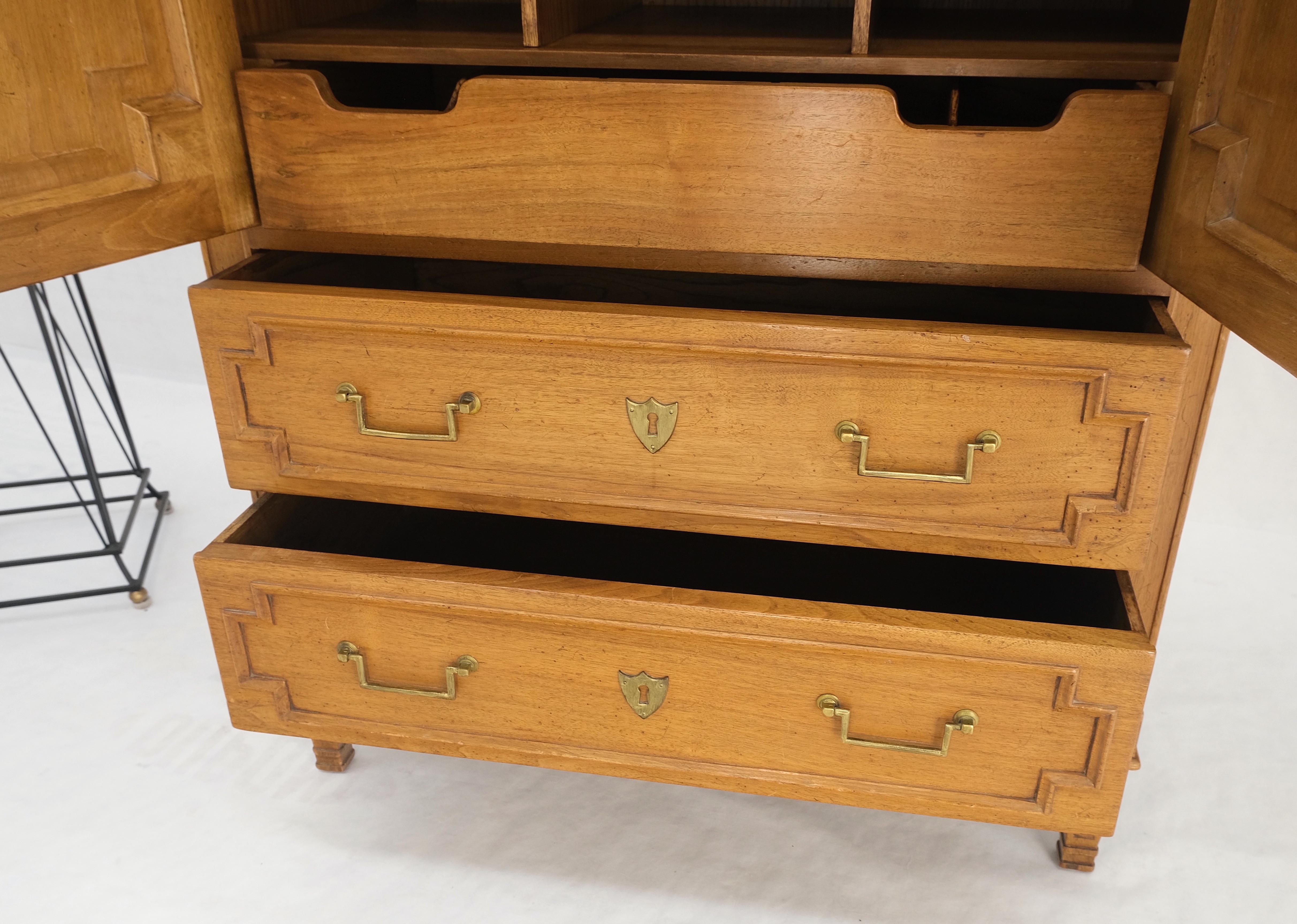 Superior Quality Raised Panel High Chest Dresser Cabinet Dresser MINT! For Sale 3