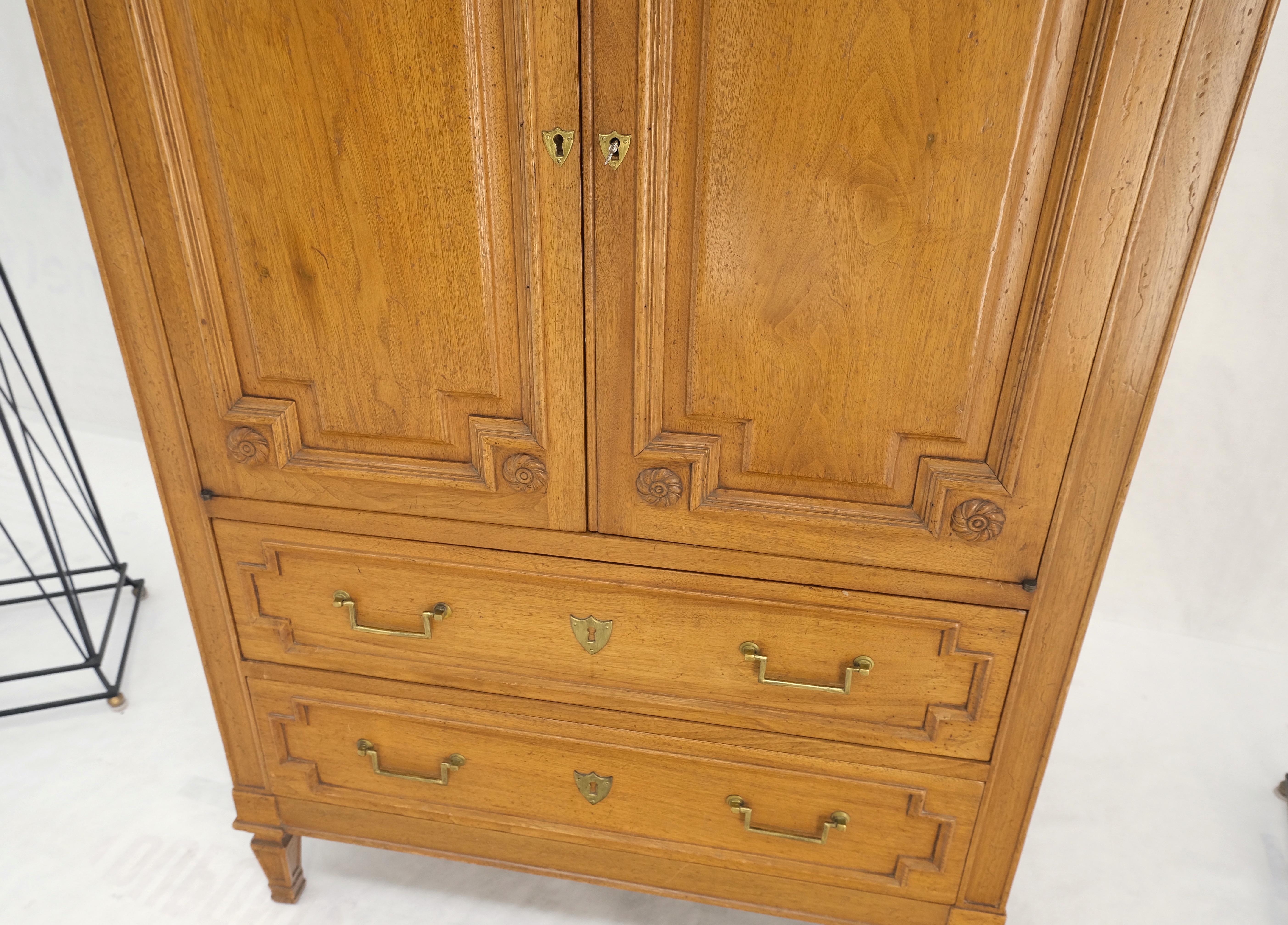 Superior Quality Raised Panel High Chest Dresser Cabinet Dresser MINT! For Sale 4
