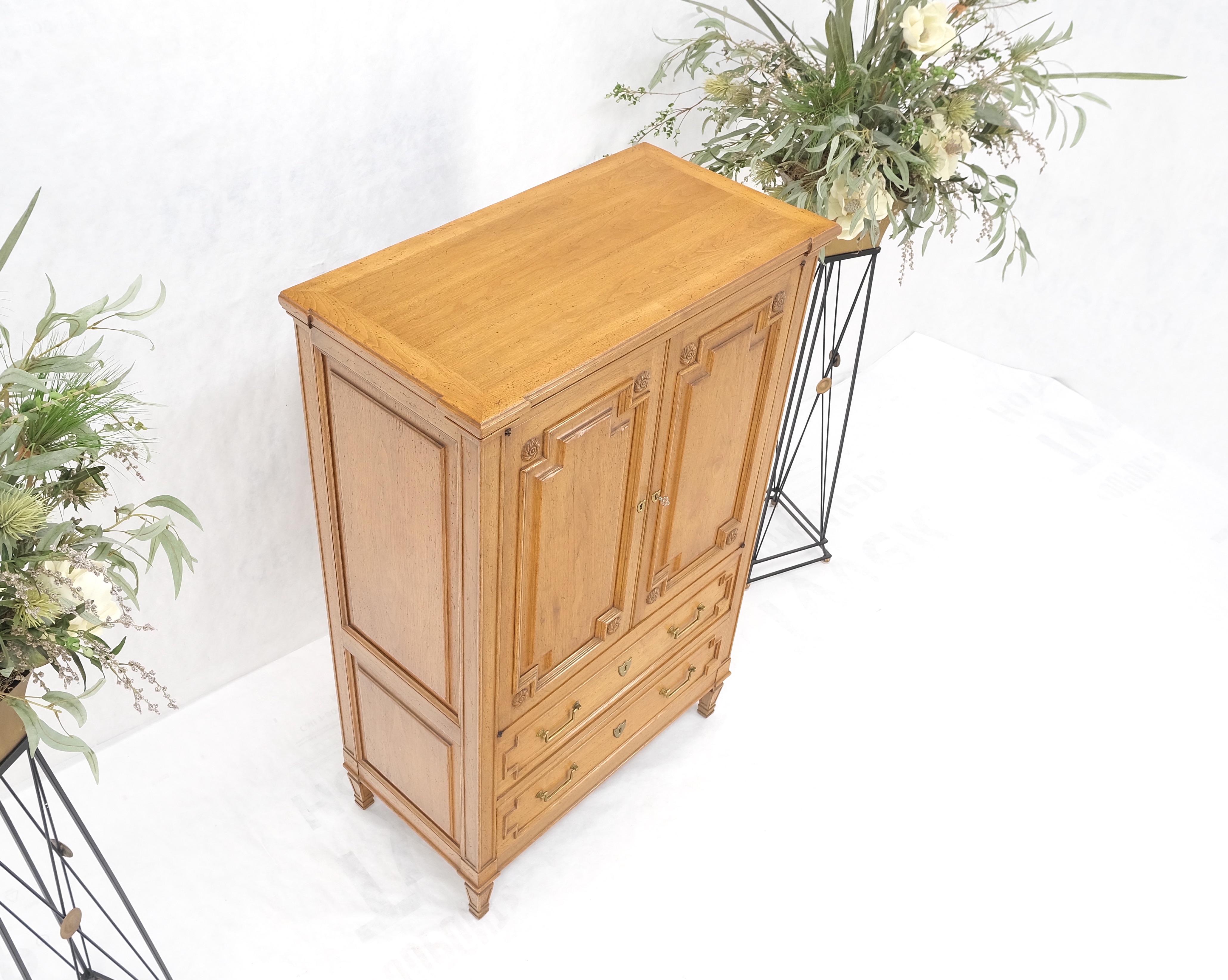 Superior Quality Raised Panel High Chest Dresser Cabinet Dresser MINT! For Sale 5