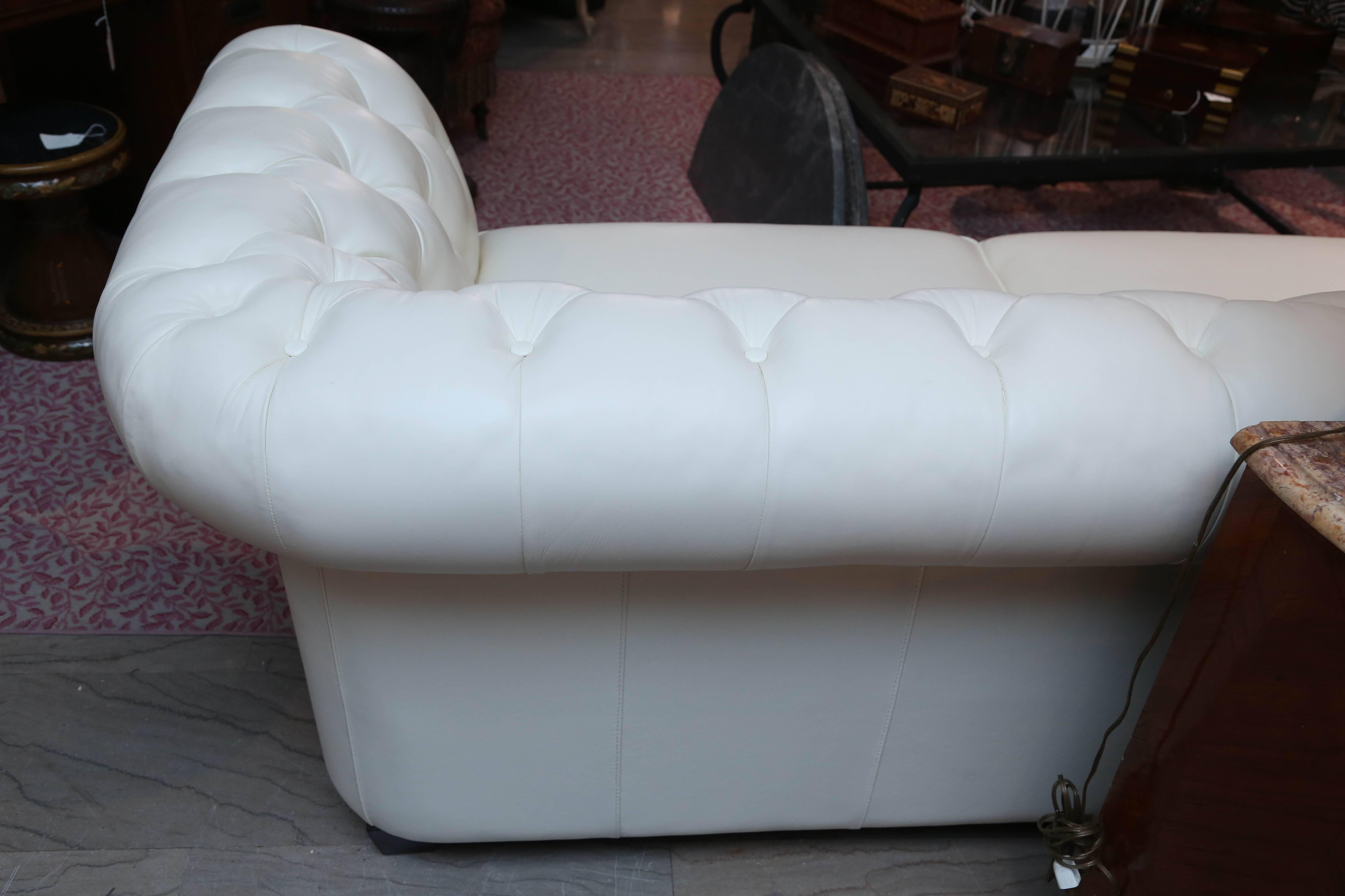Superior White Leather Chesterfield Sofa In Good Condition In West Palm Beach, FL