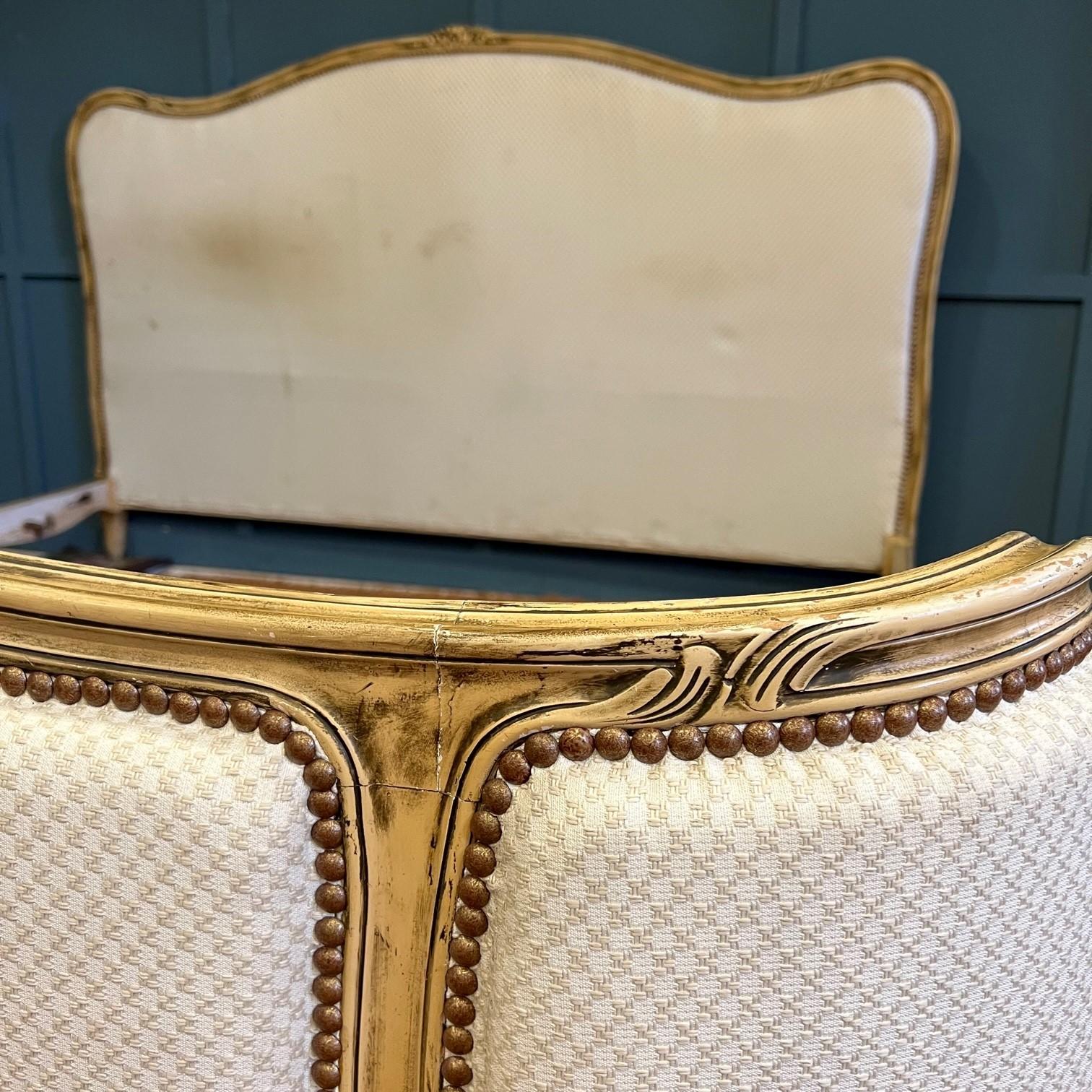 Super king 6' large, grand lit français antique rembourré avec un pied courbé divisé en 3 panneaux décoratifs. Le cadre est dans sa couleur d'origine et présente des tourbillons et des fleurs sculptés sur les pieds. Il s'agit d'un très joli lit qui,