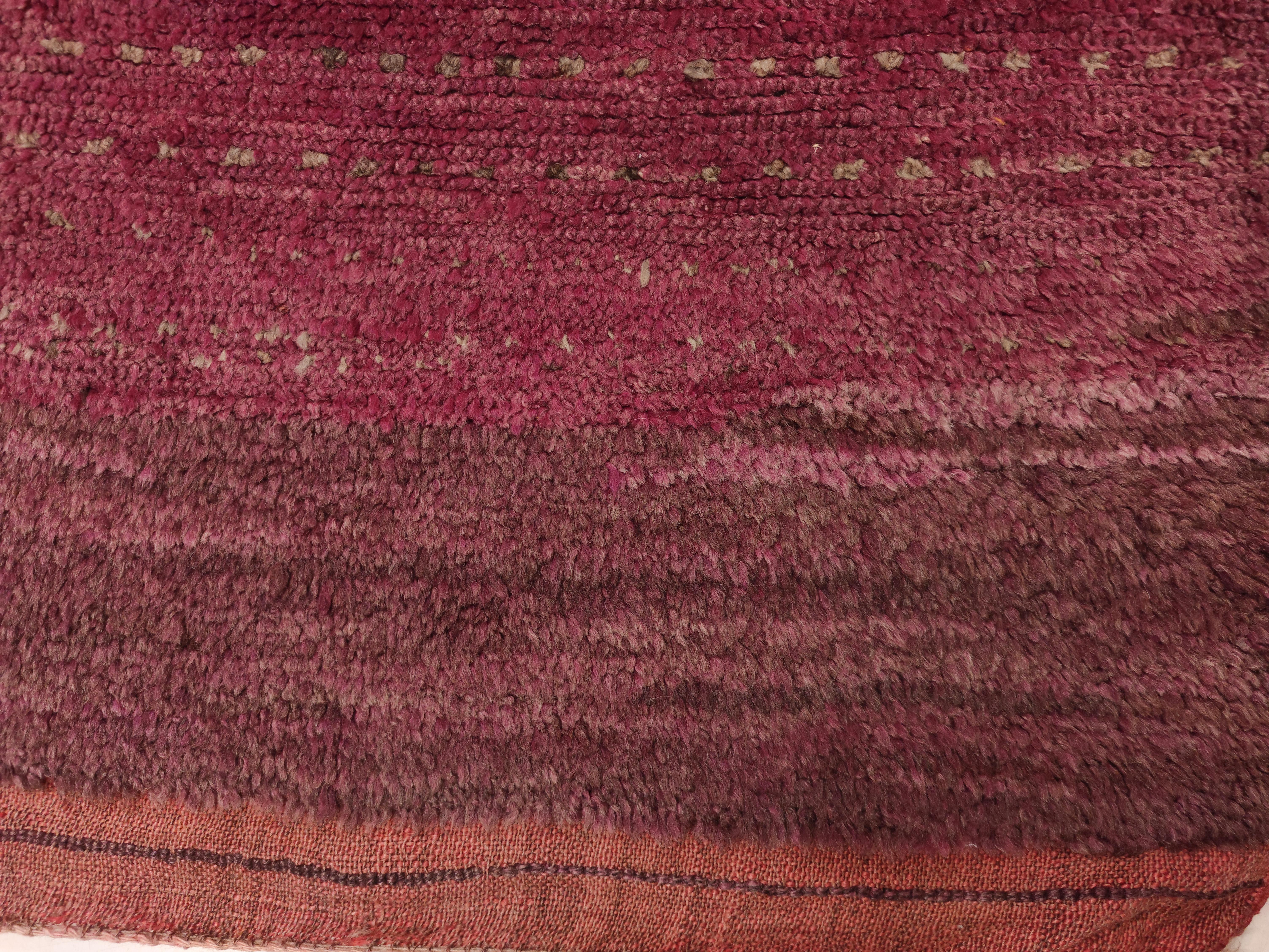Superlative Vintage Beni Mguild Berber Carpet In Excellent Condition For Sale In Milan, IT
