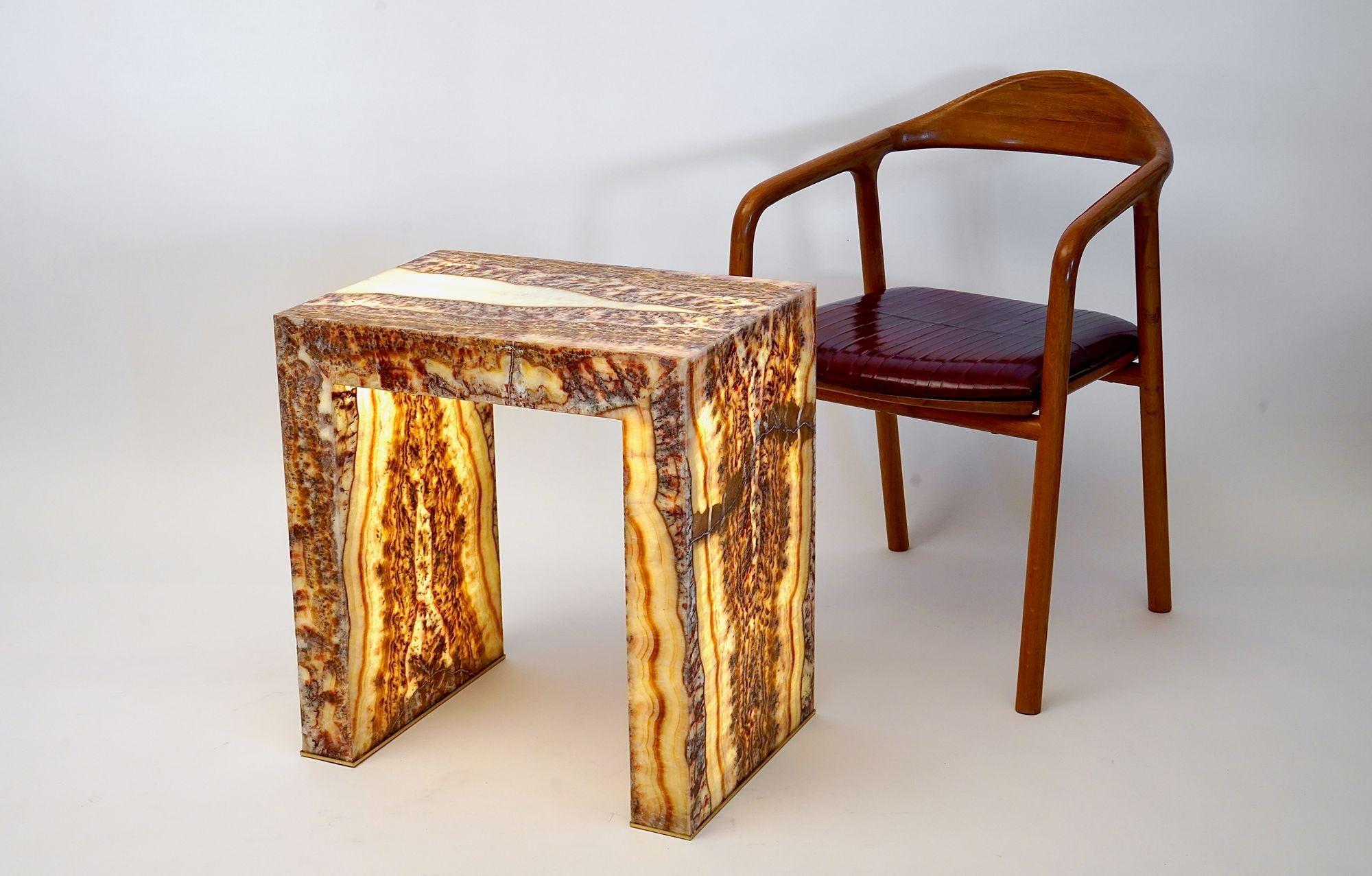 Superleggero Illuminato Onyx side table. Lightweight Backlit, Piattelli design For Sale 2