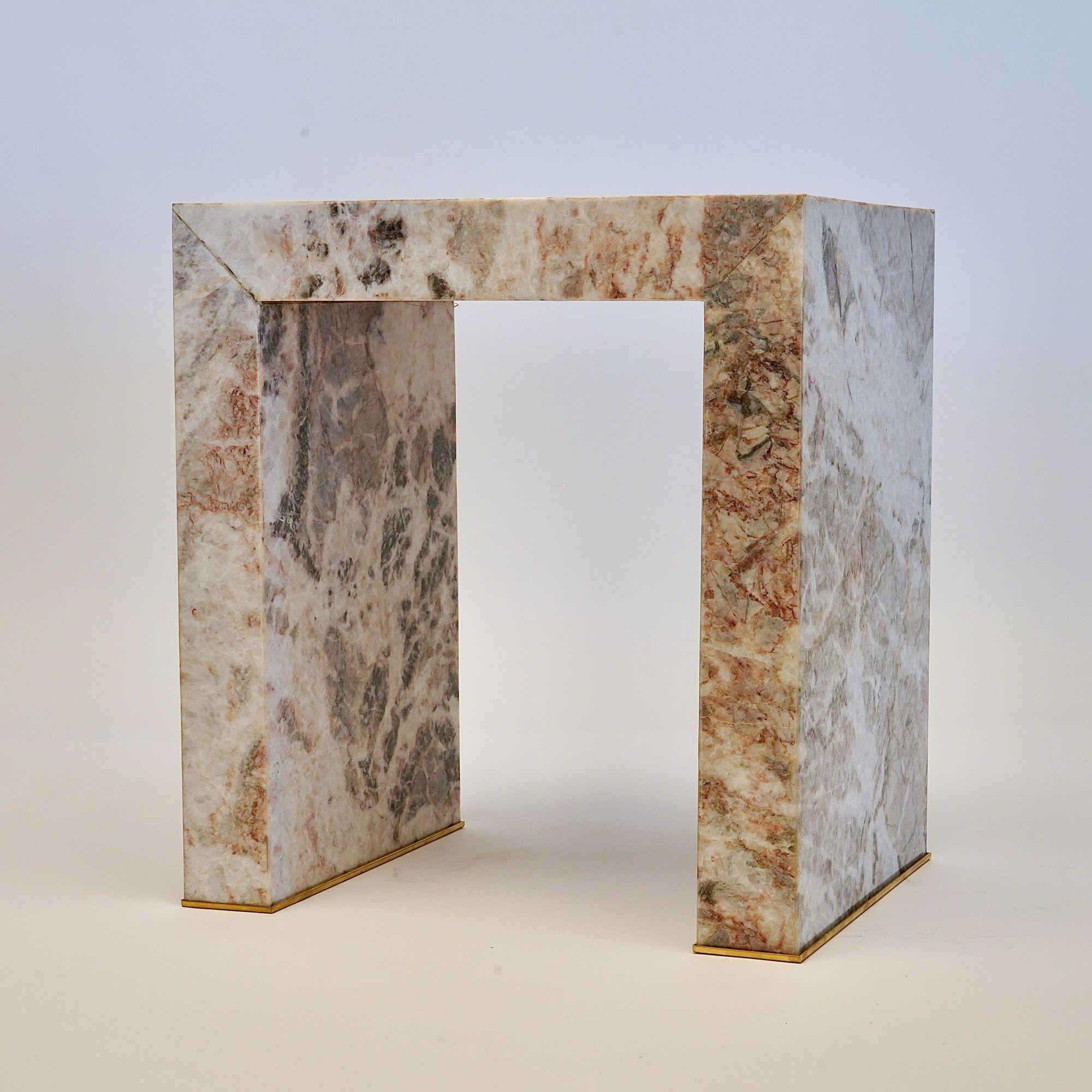 Table d'appoint Superleggero

La table d'appoint Superleggero est une étude du luxe tranquille, fabriquée à partir de notre coupe fine exclusive de marbre Fior di Pesco Carnico. Provenant des Alpes du nord de l'Italie, cette pierre est célèbre pour