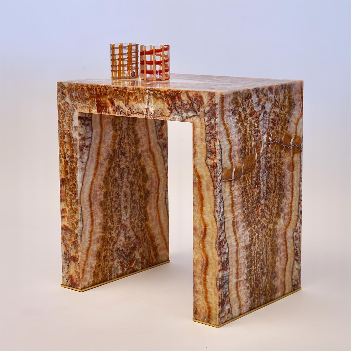 Table d'appoint Superleggero
La table d'appoint Superleggero est fabriquée à partir de nos matériaux exclusifs.  La taille fine de l'onyx rouge provient de la région du Moyen-Orient. Cette pierre est richement veinée de rouge et de jaune.
Grâce à la