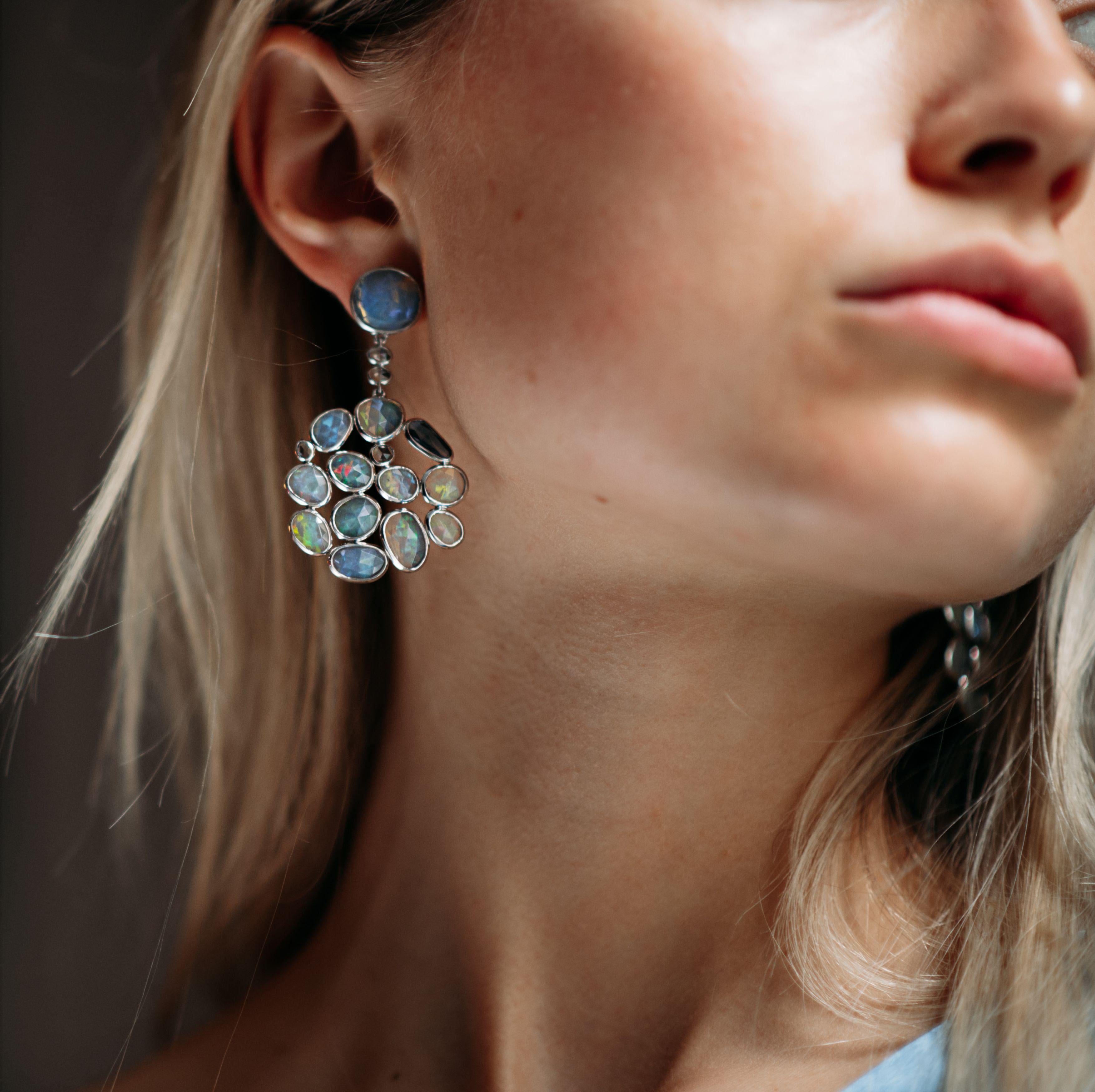 These superlight rosecut Opals are perfecly suited for larger earrings like these. Because of the flat shape, and their beautiful quality, they are very translucent, have an open and friendly, shiny apperance and are superlight to wear. I set them