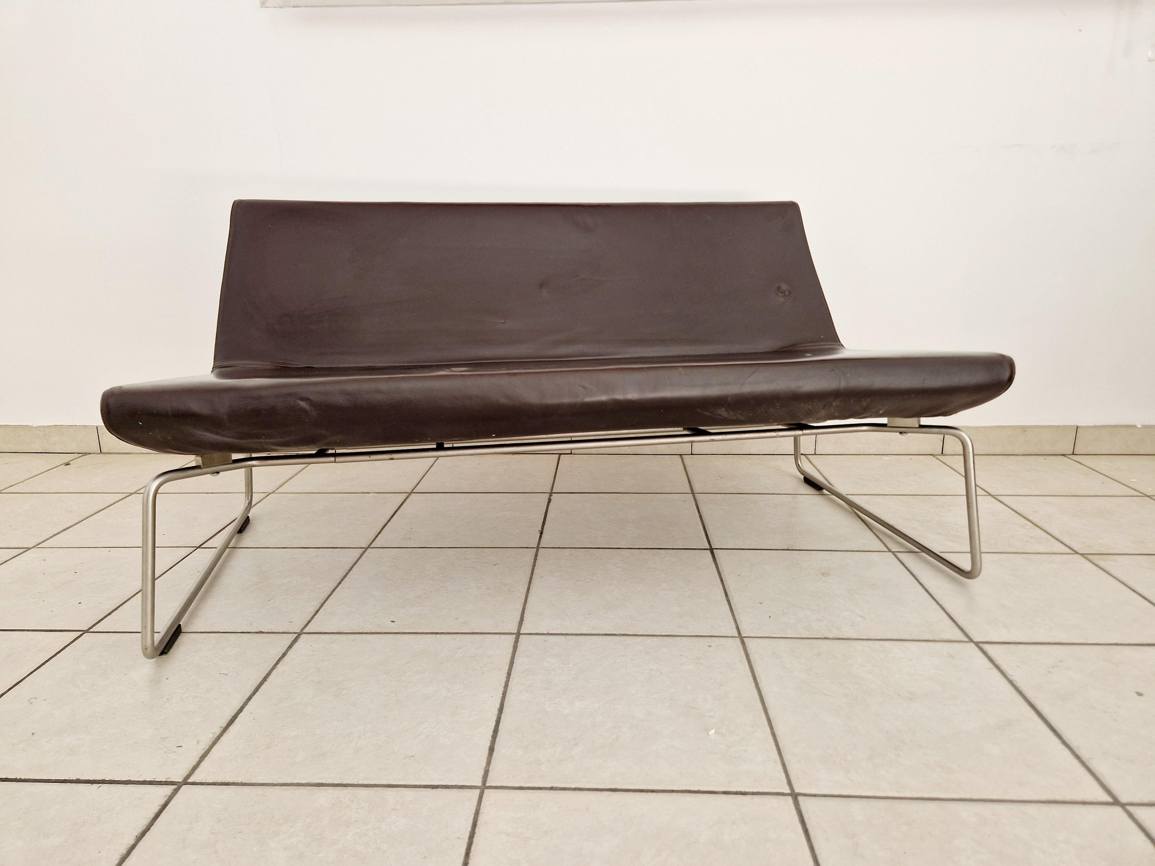 Barber e Osgerby per Cappellini, Italia, un divano Superlight a due posti, con sedute imbottite in pelle marrone e base a slitta in tondino di metallo.

Prova l'epitome dell'eleganza moderna di metà secolo con il Divano Superlight, progettato da