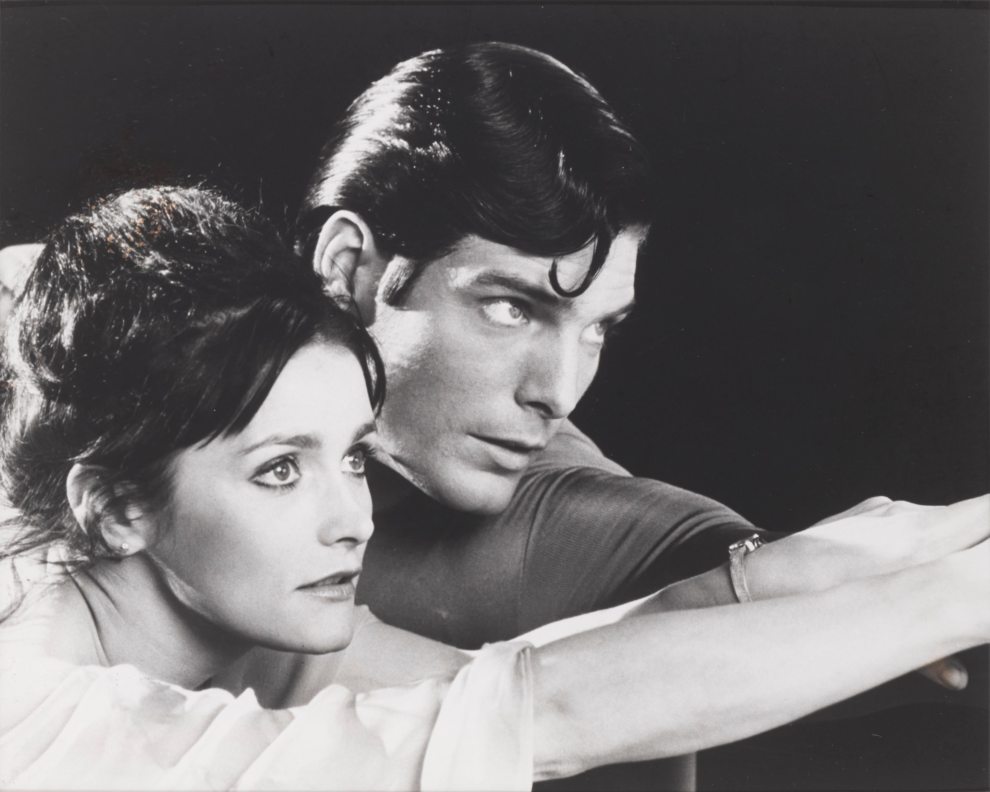 Fotografia di studio originale americana a doppio peso con finitura opaca per Superman the Studio 1978.
Questo film è stato diretto da Richard Donner ed è interpretato da Christophe Reeve, Marlon Brando e Margot Kidder. Questo pezzo è conservato in