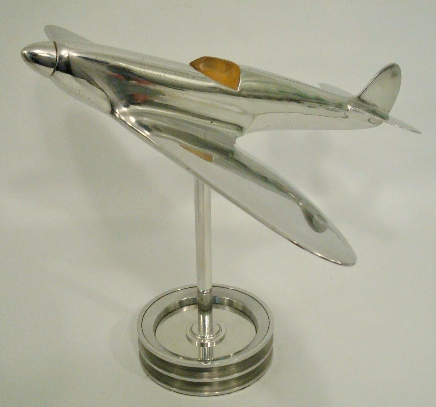Supermarine Spitfire Flugzeug Modell, Schreibtisch / Theken / Skulptur.
Hergestellt im Vereinigten Königreich in den 1930er Jahren. Das perfekte Geschenk für jeden Piloten oder Luftfahrtfan.

Die Supermarine Spitfire ist ein britisches