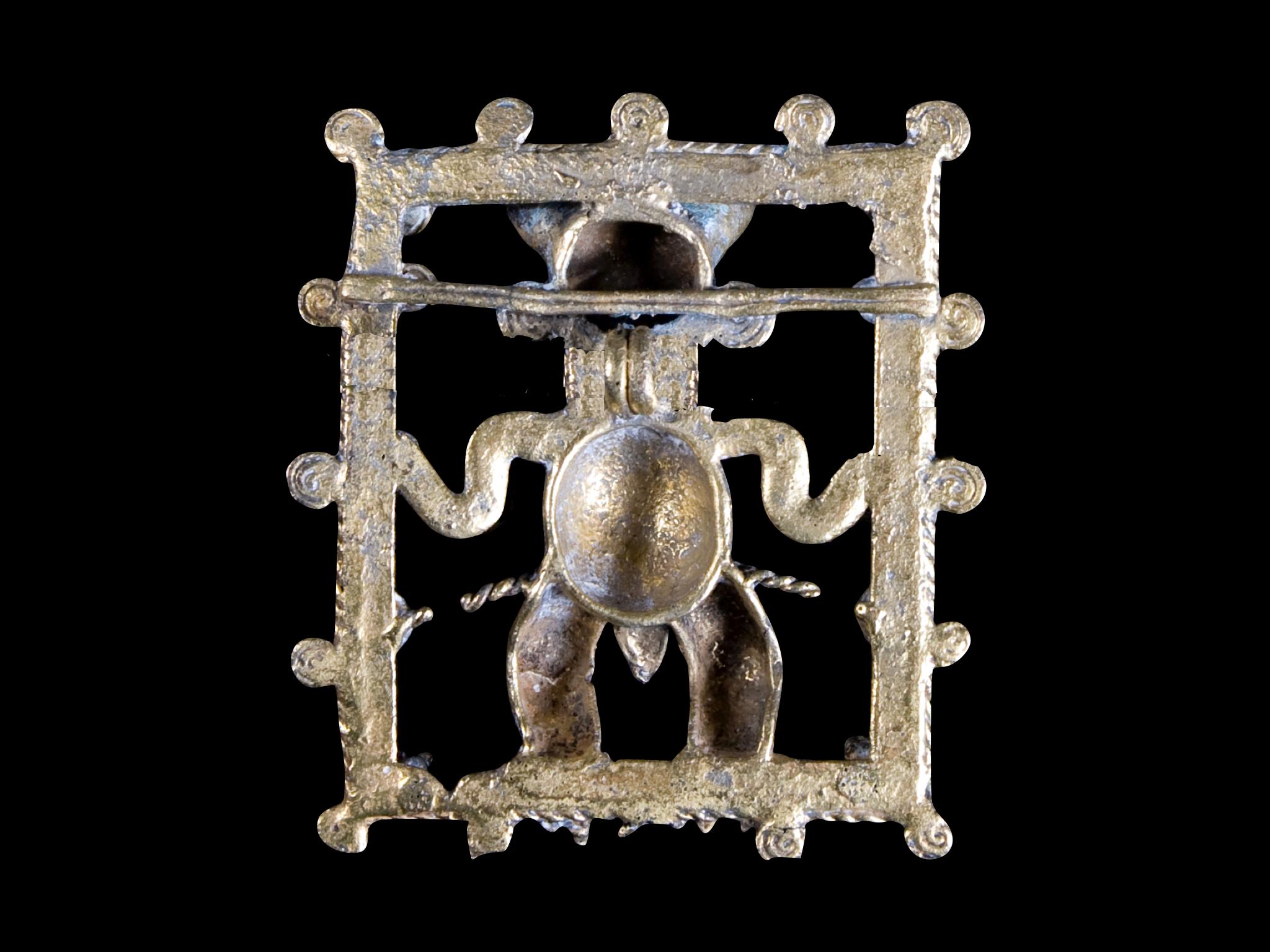 Übernatürliches Wesen, Pre-Columbianischer Goldanhänger, Costa Rica, ca. 800 bis 1500 AD (Präkolumbisch) im Angebot