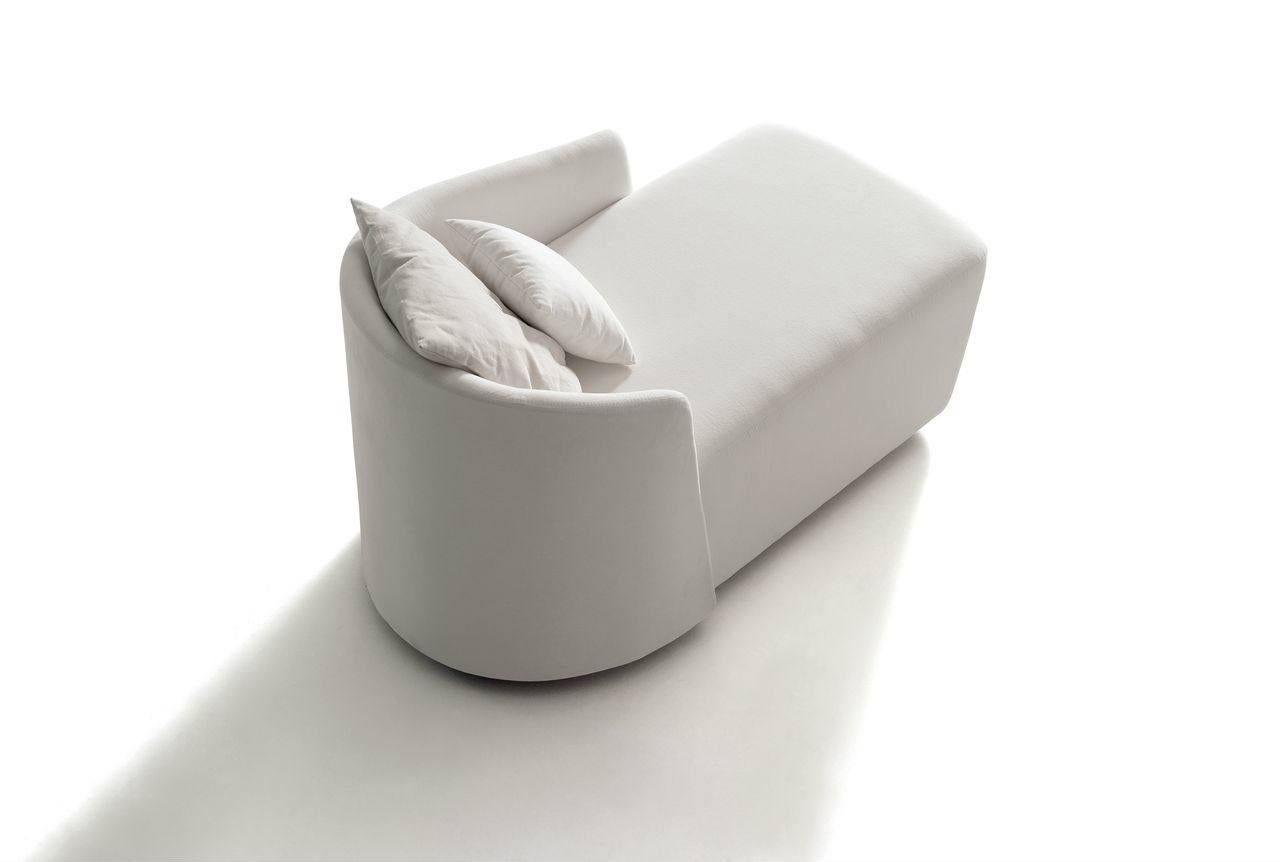 Supernatural chaise lounge by Jorge Pensi.

The Supernatural range by Jorge Pensi is a collection of elegant pieces designed with lightness of form in mind.

Jorge Pensi is a renowned Spanish designer hailing from Barcelona who has received multiple