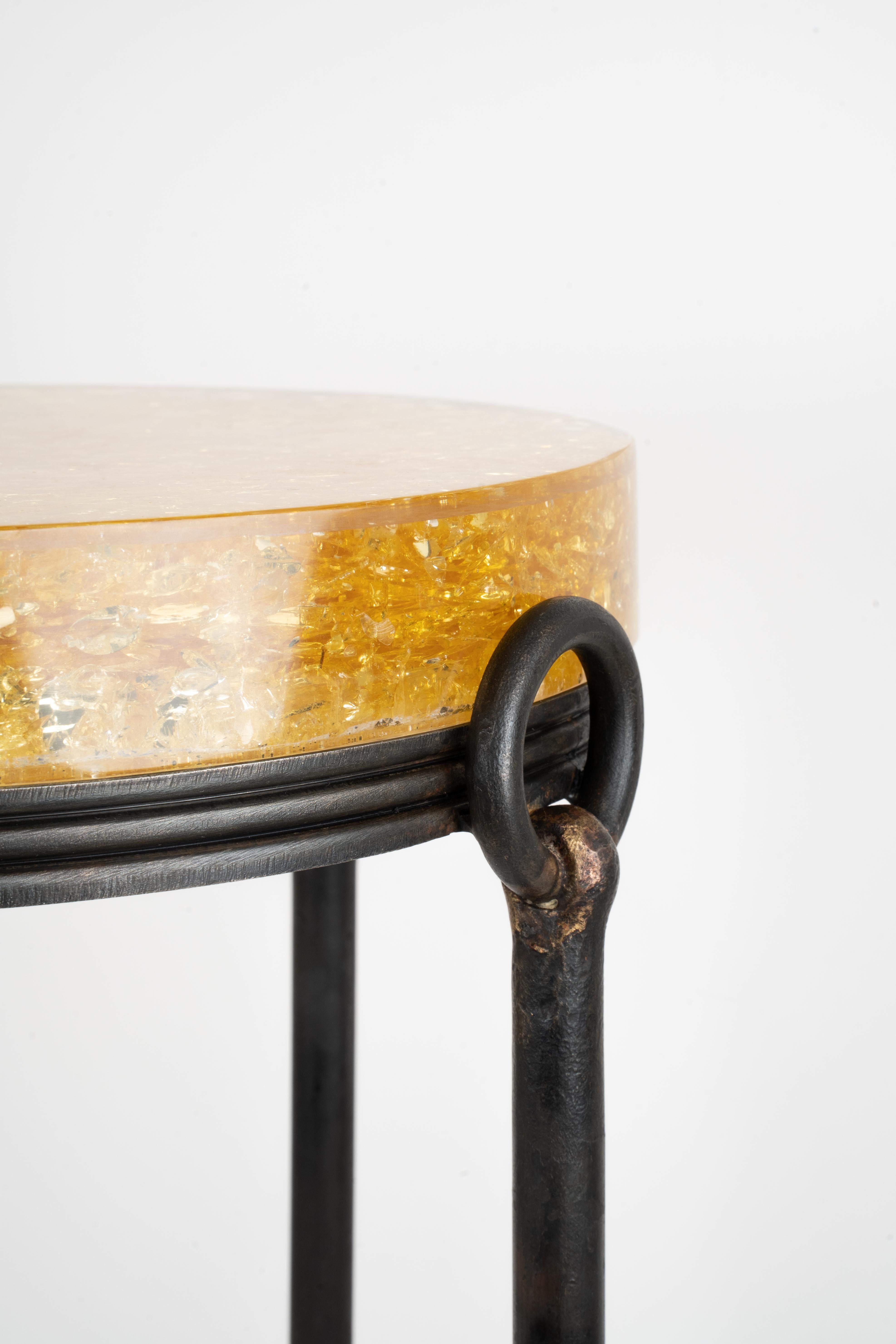 Supernova Gueridon 
Table d'appoint
Fer forgé et résine 
Structure en fer forgé finie à la main
Épaisse partie supérieure fractale polie et fusionnée
H56 x 35 x 35 cm
Épaisseur fractale : 4 cm
Fabriqué en France par des artisans