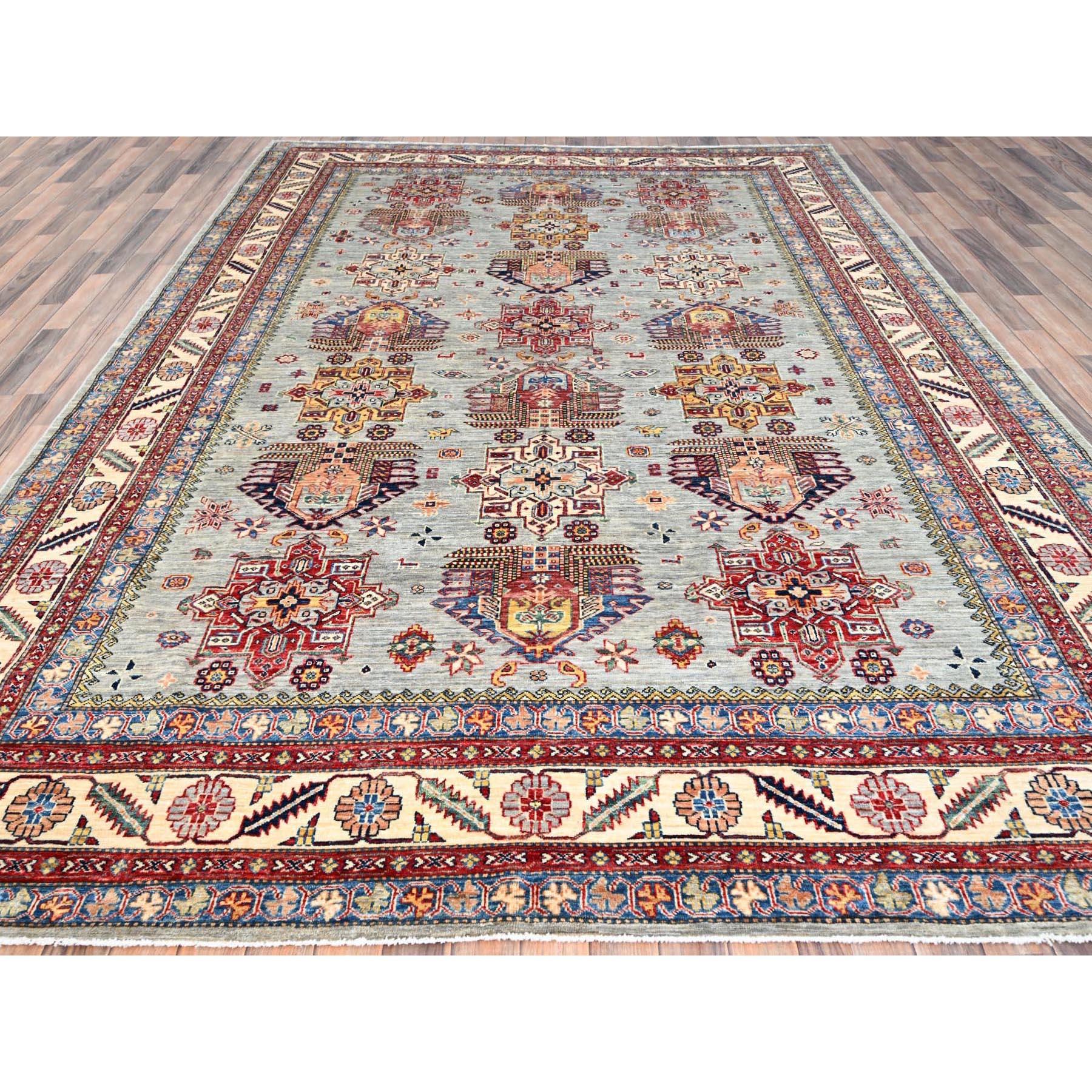 Ce fabuleux tapis noué à la main a été créé et conçu pour une résistance et une durabilité accrues. Ce tapis a été fabriqué à la main pendant des semaines selon la méthode traditionnelle qui est utilisée pour faire des
Taille exacte du tapis en