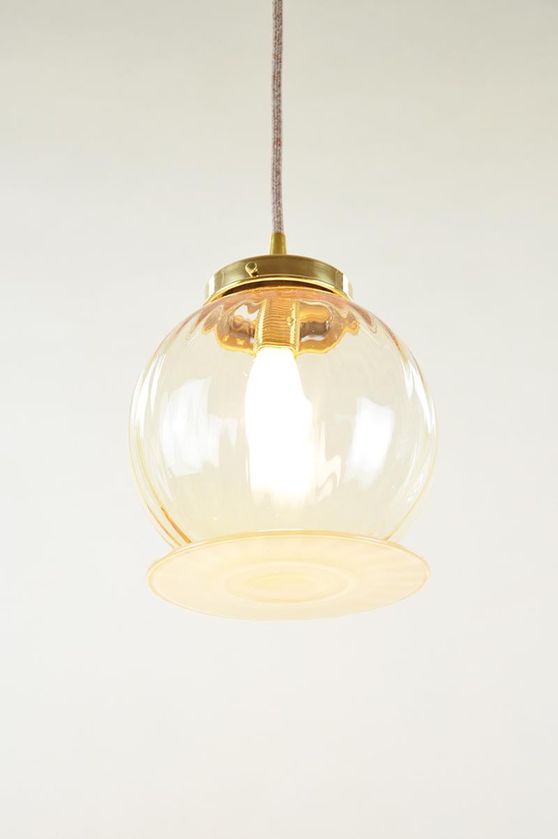 Ciondolo Supernova di Atelier George
Unico nel suo genere
Dimensioni: Ø 17 x H. 19 cm 
Lunghezza dello stelo: 100 cm
Per una lunghezza personalizzata del cavo.
Materiali: Vetro soffiato a mano, ottone
230/240 Volt 50-60 Hz 3 Watt

Tutte le