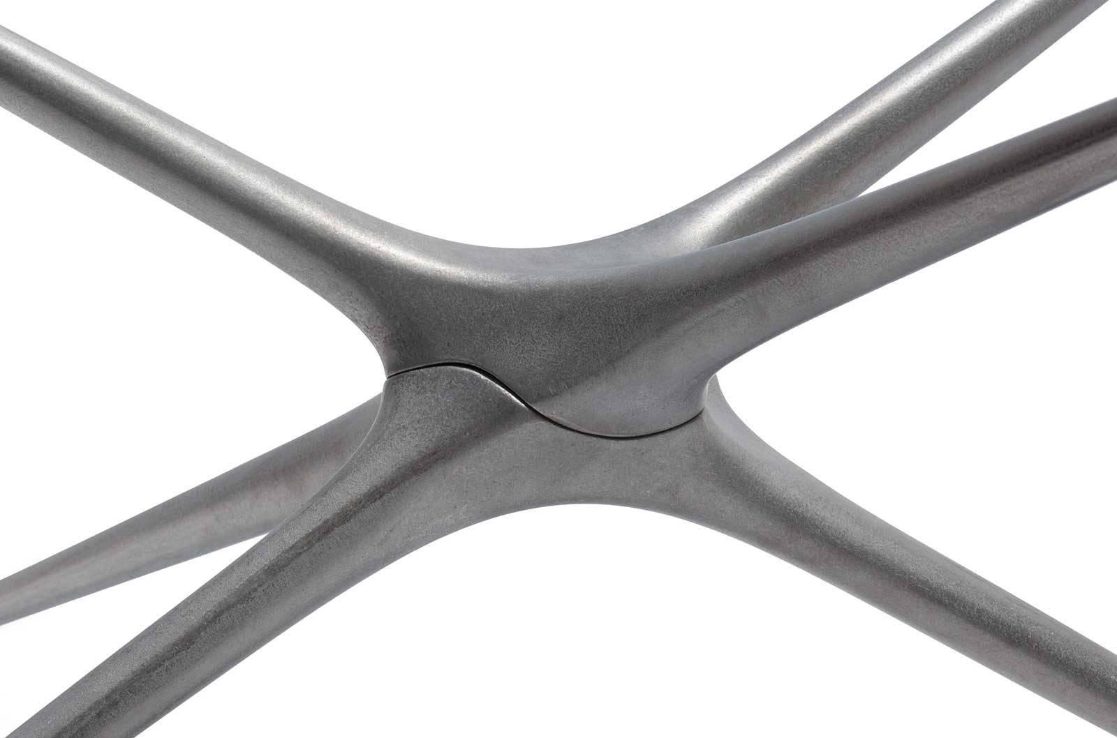 Minimalismo Supernova, gamba per tavolo contemporaneo in alluminio fuso riciclato grezzo di Made in Ratio in vendita
