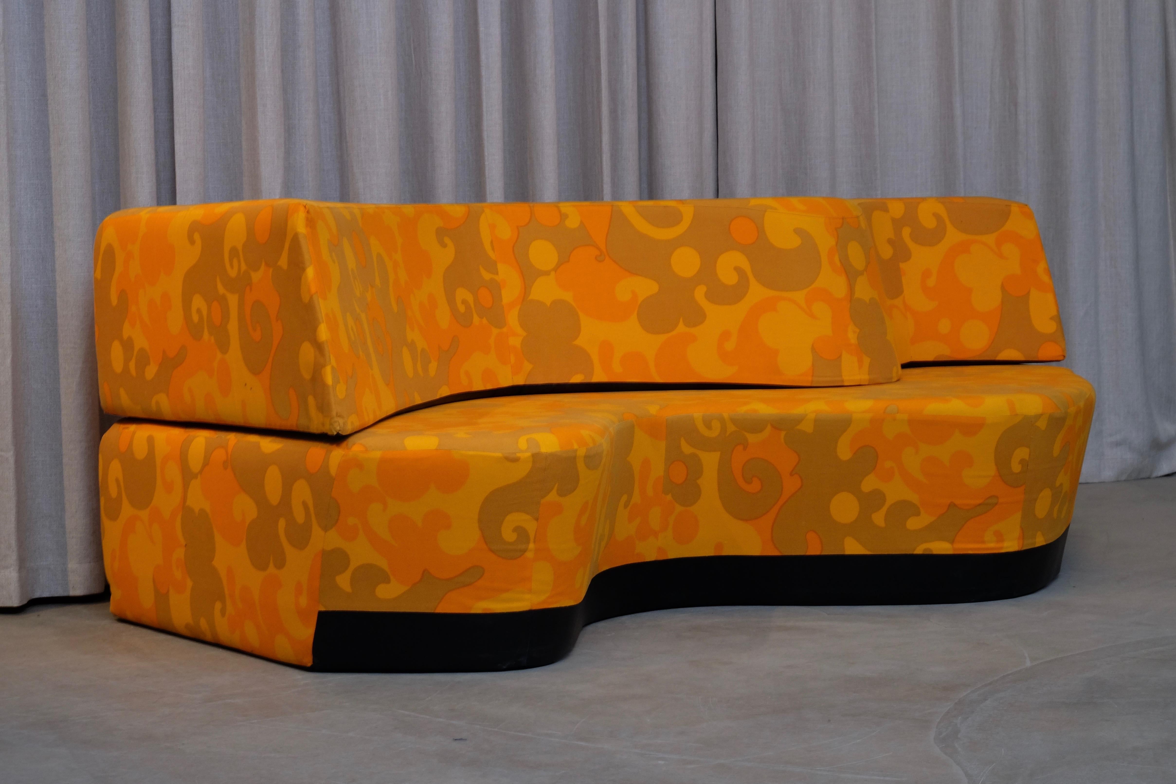 Designed in 1966 by the Florentine Radical group Archizoom, this was the first sofa without a conventional frame. It is composed of two waves made from a polyurethane block cut into two parts with an S-shaped incision, which can be interlocked and