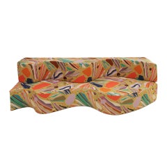 Divano Superonda con forma organica e tessuto multicolore di Archizoom