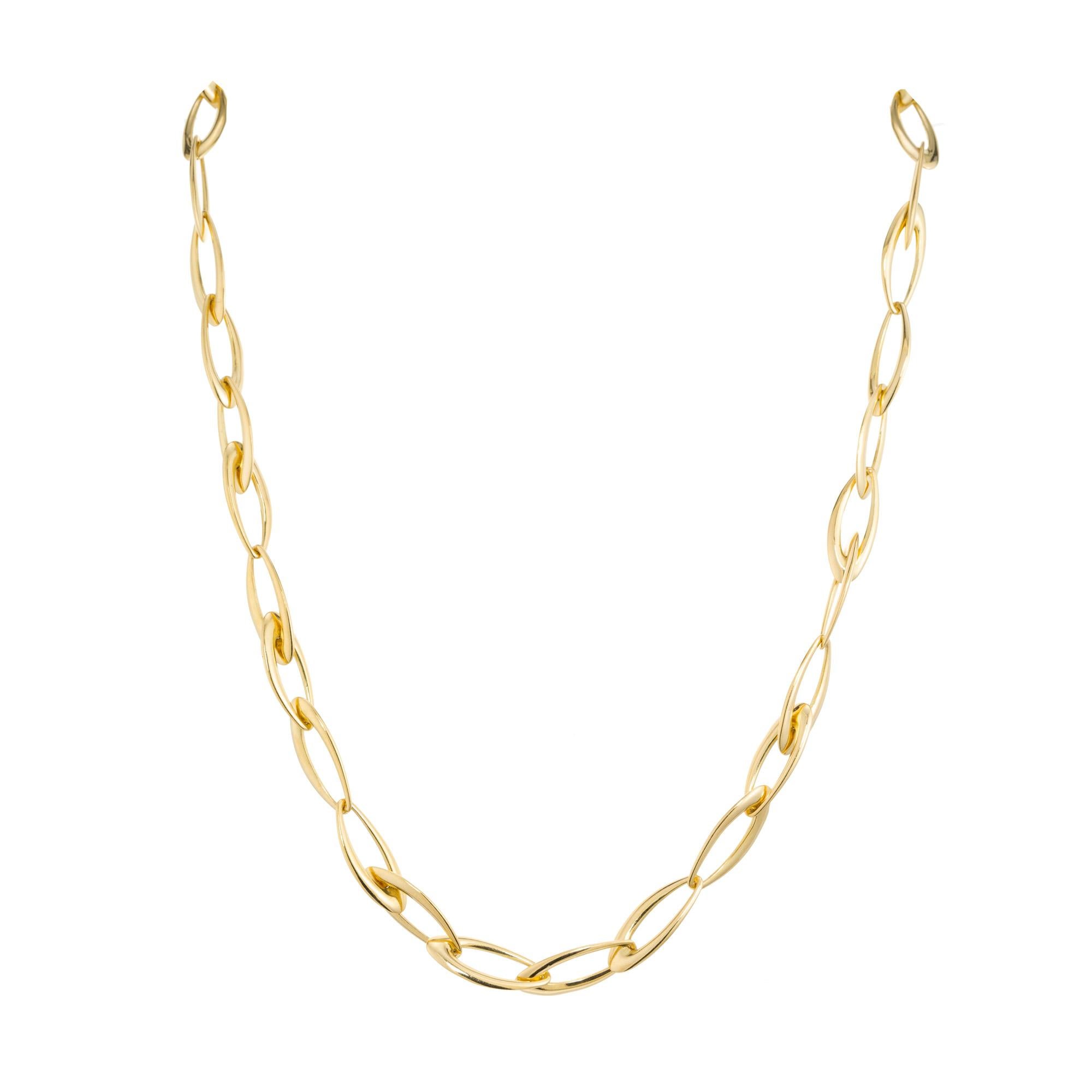 Ovale Gliederkette aus 18k Gelbgold. Von dem italienischen Designer Superoro stammt diese ovale 18-Zoll-Halskette aus 18-karätigem Gelbgold. Die Schließe ist eine Fortsetzung der ovalen Glieder.

18k Gelbgold 
34,9 Gramm
Gütesiegel: hergestellt in