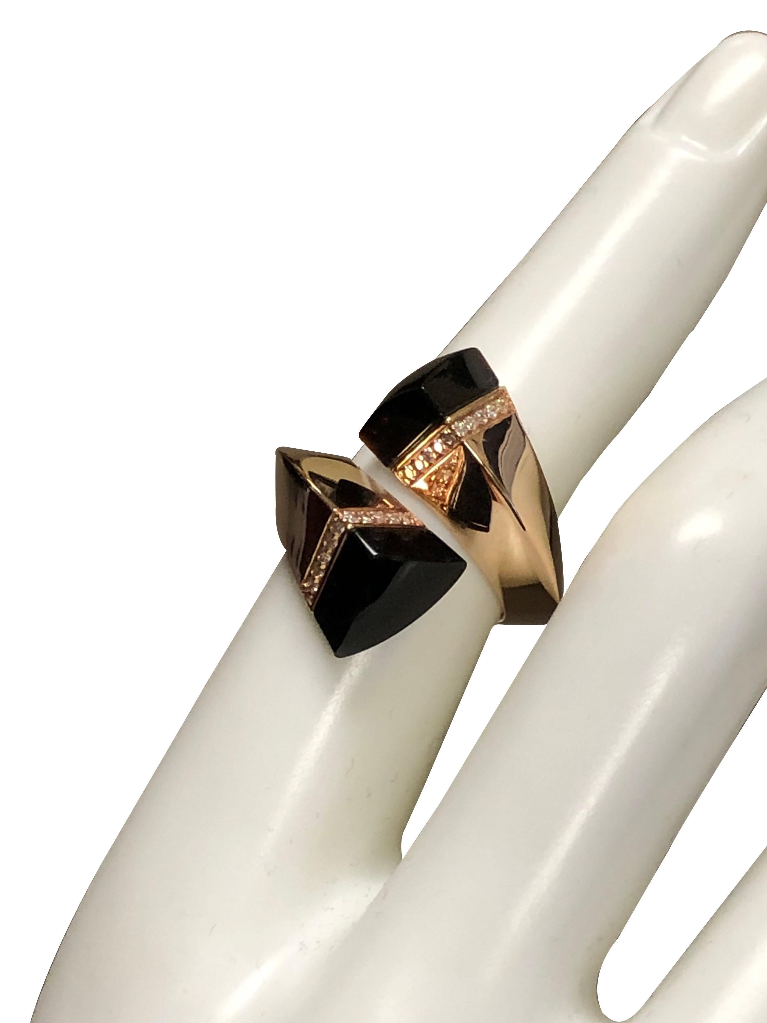 Anillo Superoro de Italia Bypass, oro rosa de 18 quilates con diamantes y ónice, la parte superior del anillo mide aproximadamente 2,5 cm X 3,5 cm. Dedo talla 6 1/2.  