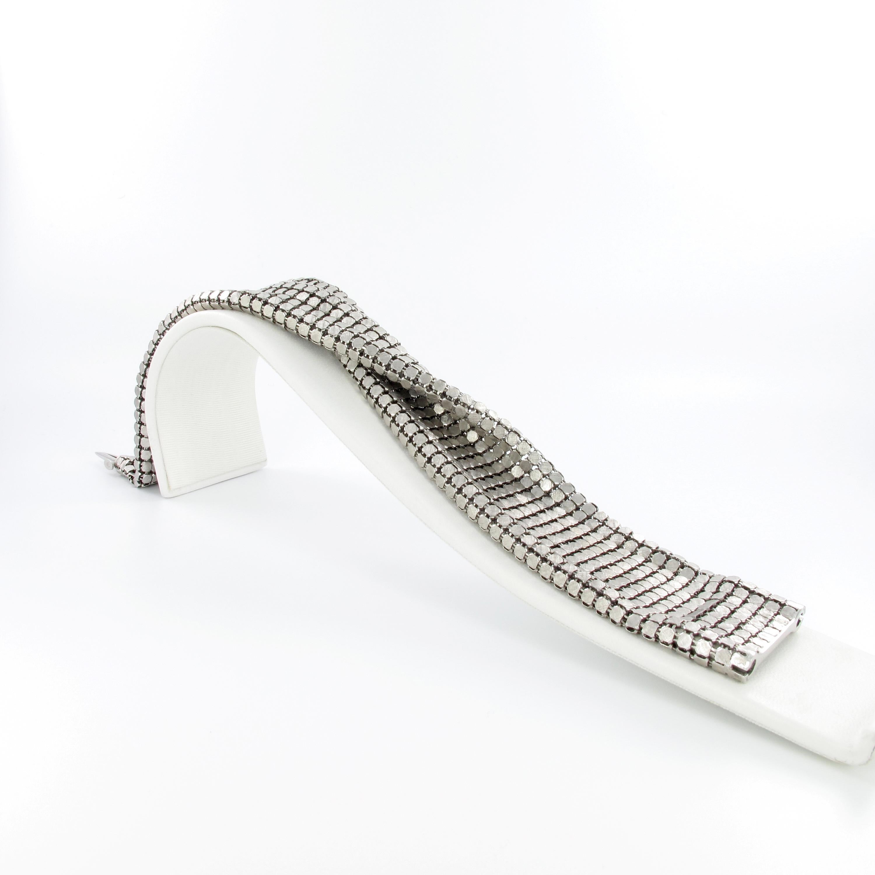 Supersoft Bracelet in 18 Karat White Gold In Excellent Condition In Lucerne, CH