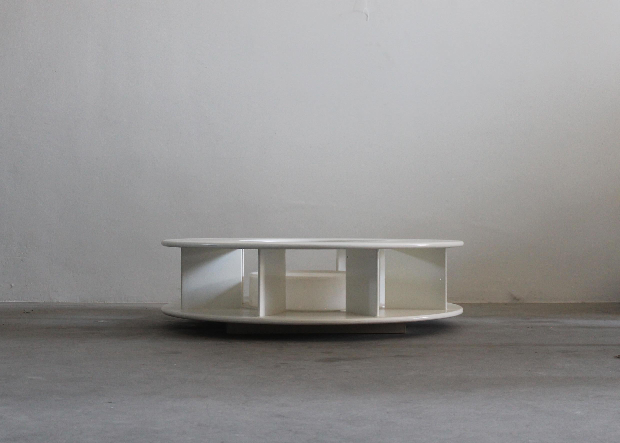 Post-Modern Superstudio Baazar Round Low Table in White Lacquered Wood by Giovannetti 1968 
