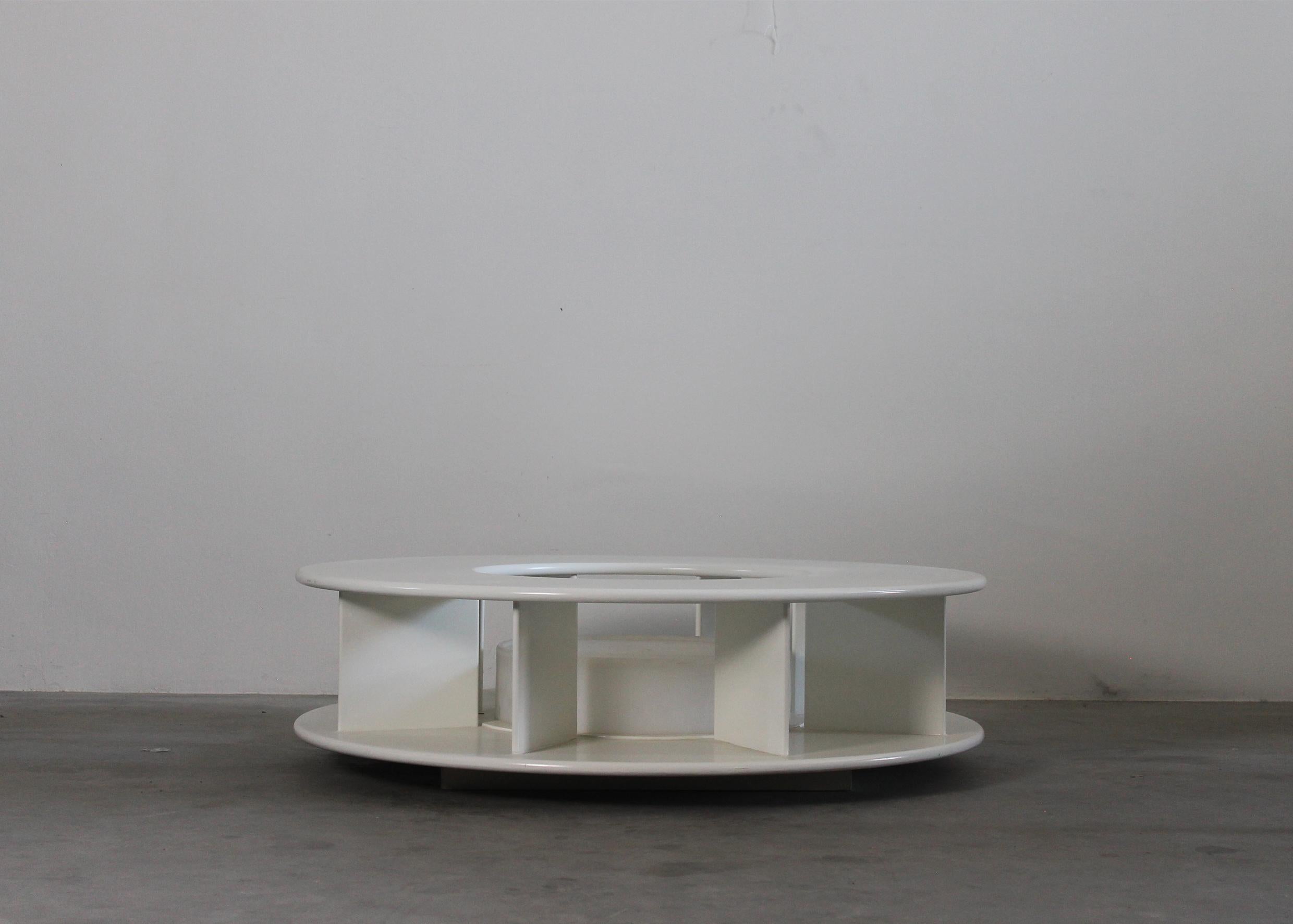 Italian Superstudio Baazar Round Low Table in White Lacquered Wood by Giovannetti 1968 