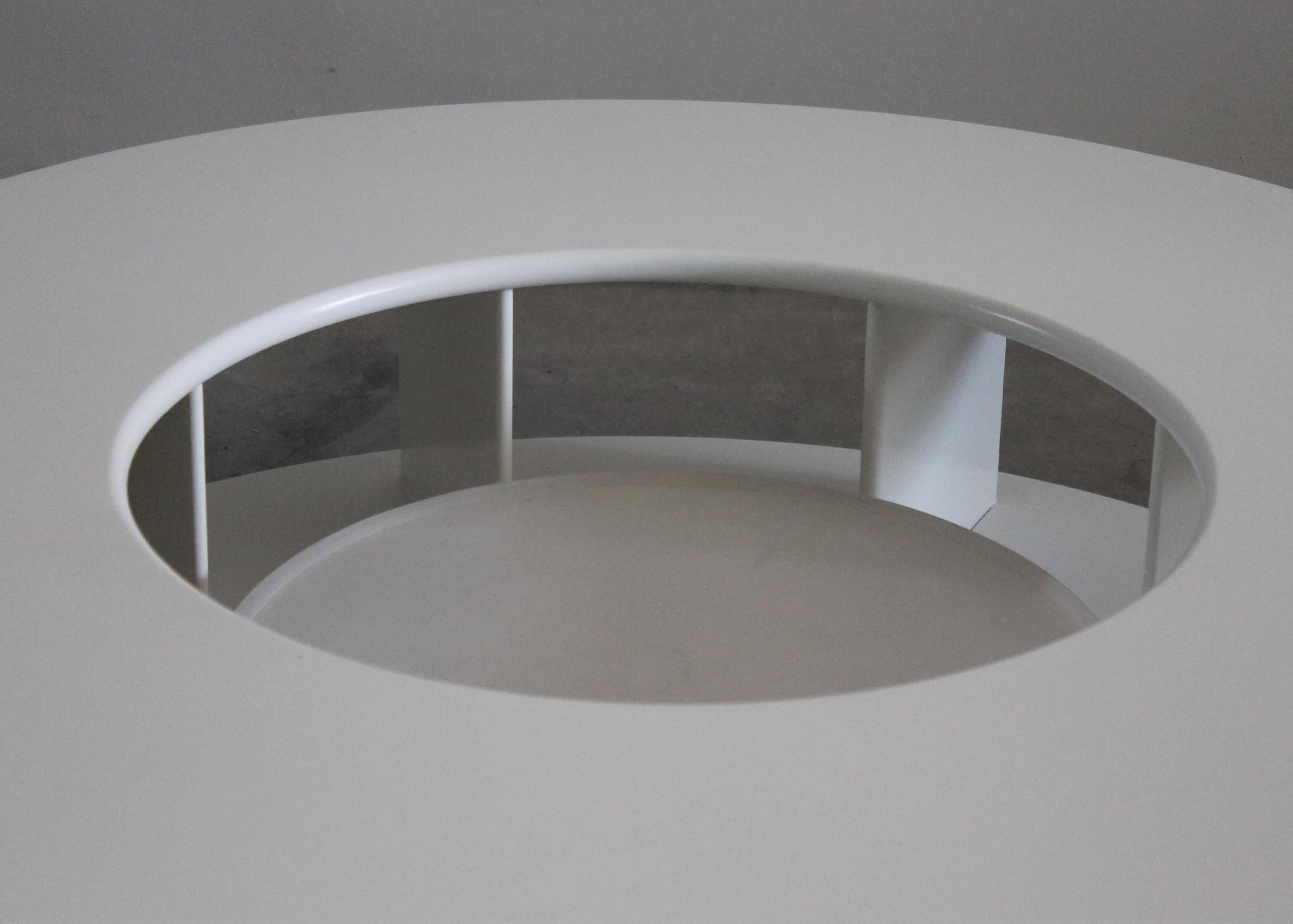 Superstudio Baazar Round Low Table in White Lacquered Wood by Giovannetti 1968  In Good Condition In Montecatini Terme, IT