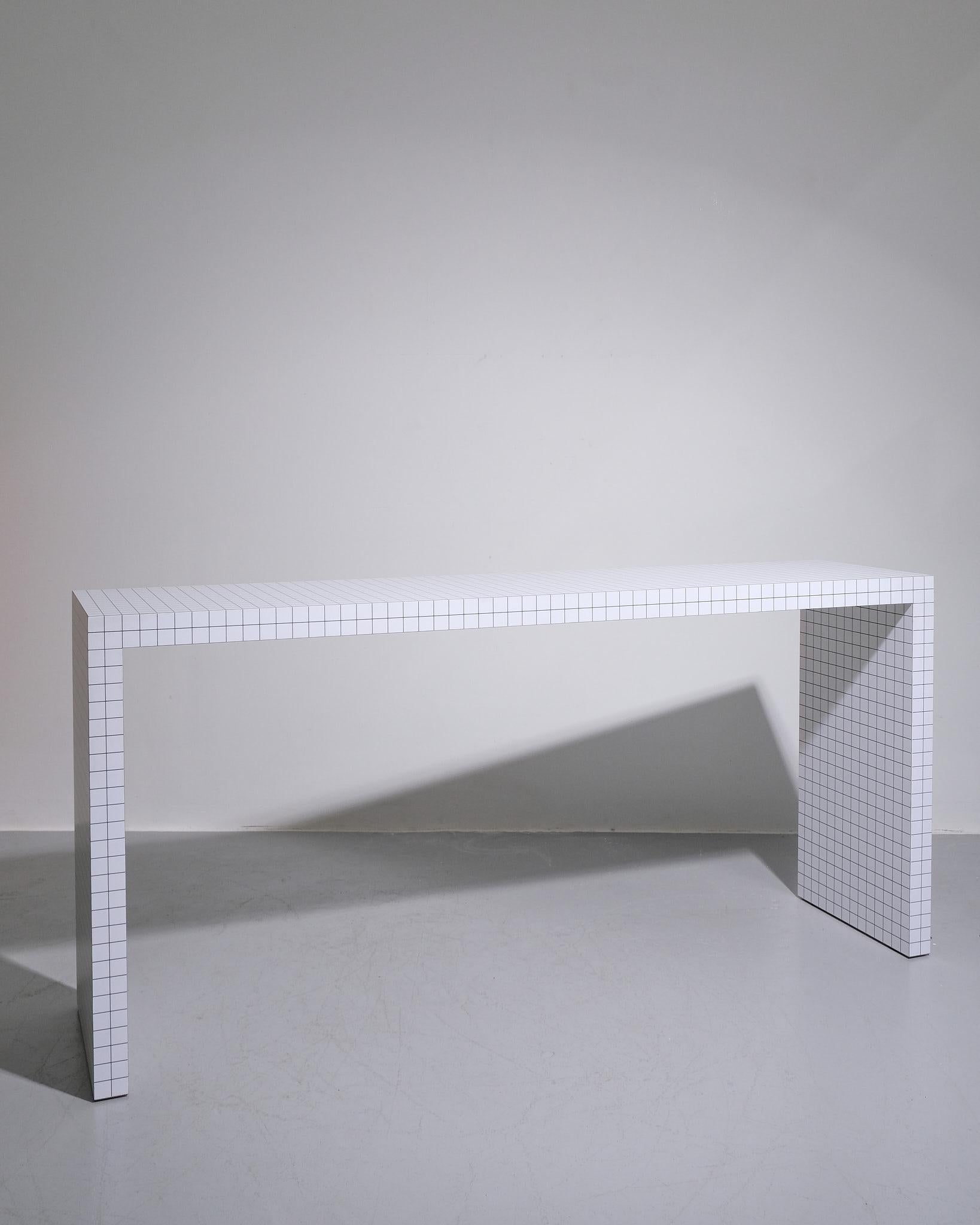 Superstudio per Zanotta
Console Quaderna 710
Stampa serigrafica nera su laminato plastico bianco
H84 x L180 x D42 cm
Produzione contemporanea
Design iconico del movimento Radical Design italiano, la console Quaderna 710 è stata originariamente