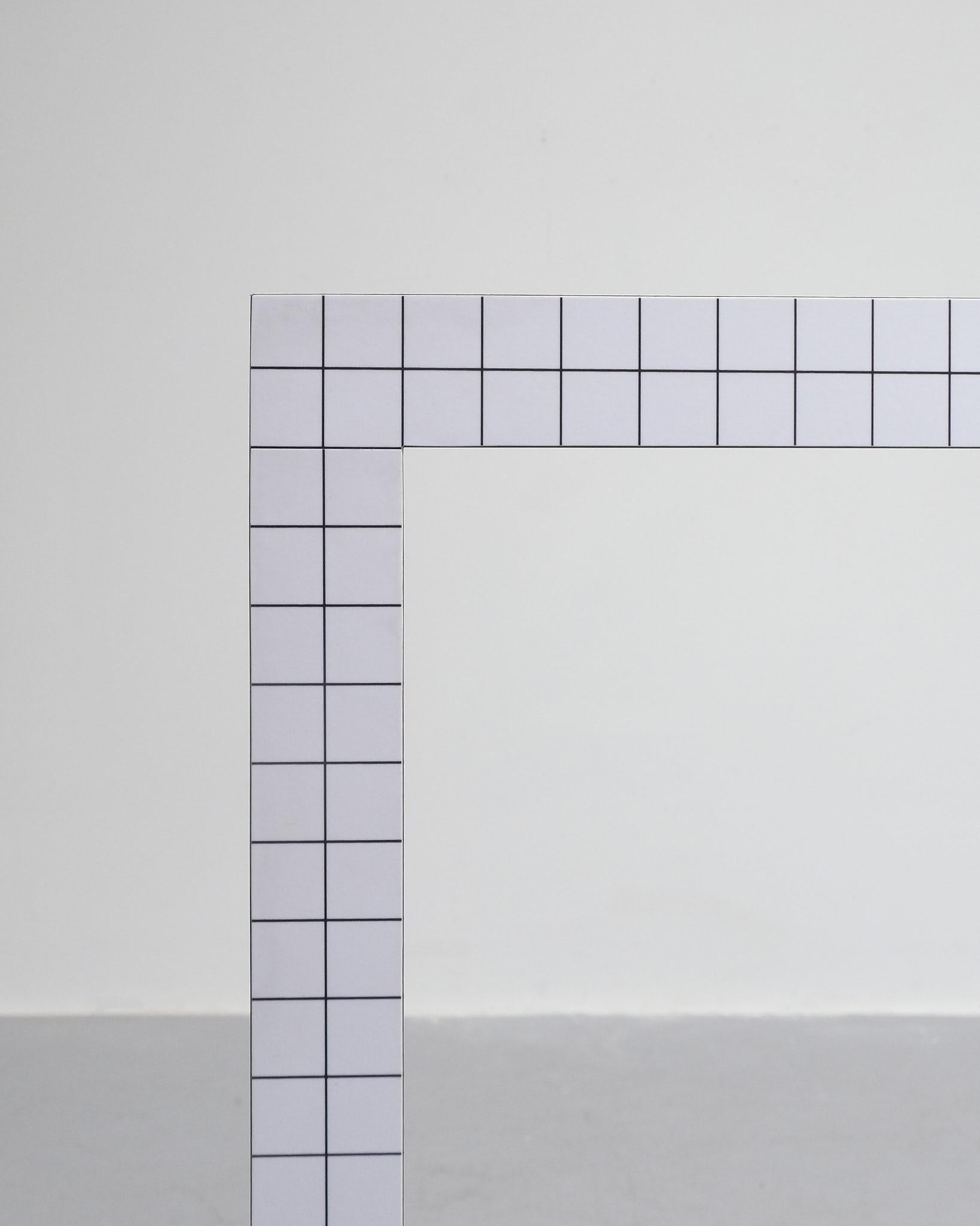 Postmoderno Superstudio per Zanotta Quaderna 710 Console Serigrafia nera su bianco in vendita