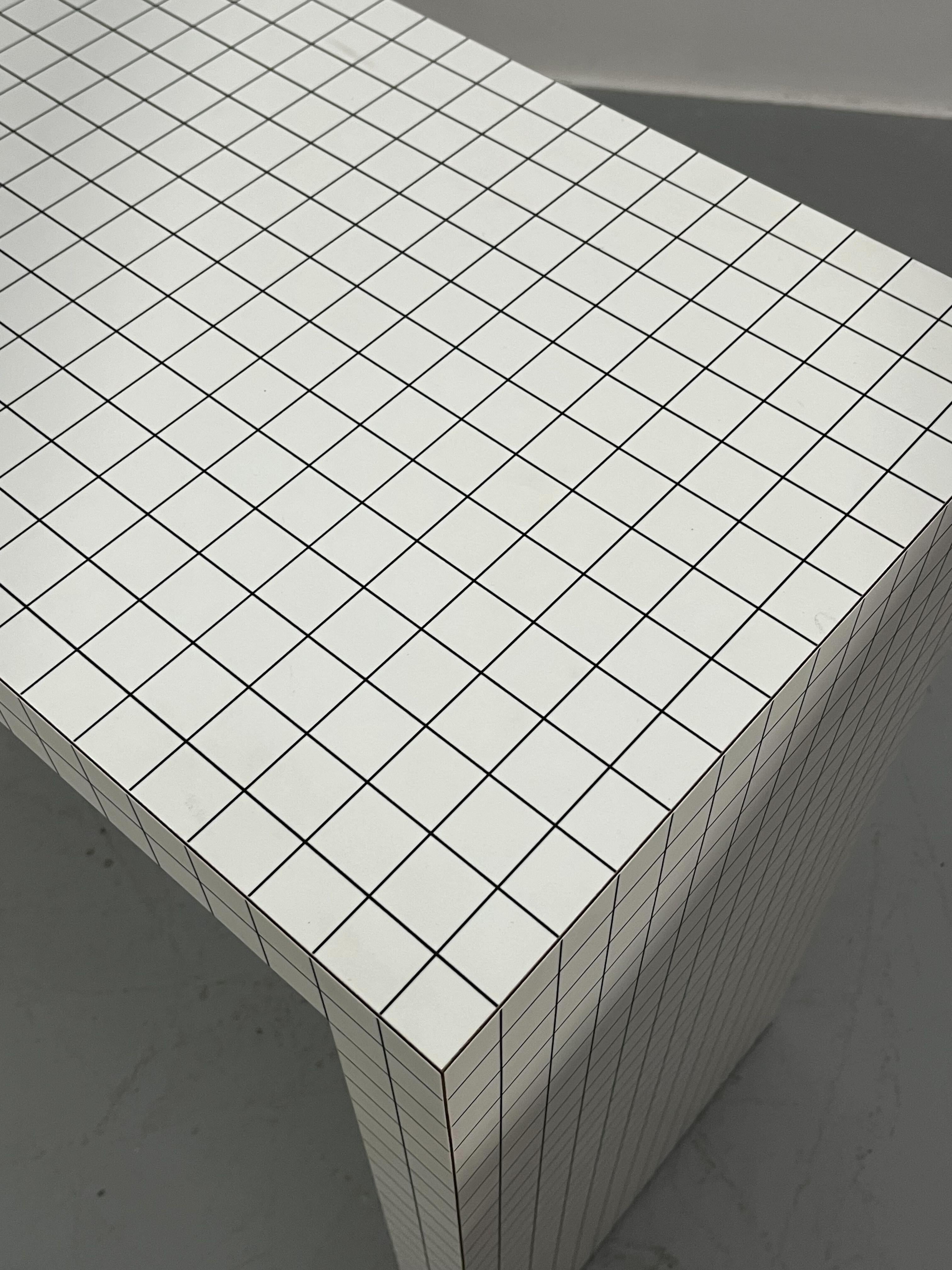 Superstudio für Zanotta Quaderna 710 Konsole Schwarzer Siebdruck auf Weiß (Kunststoff) im Angebot