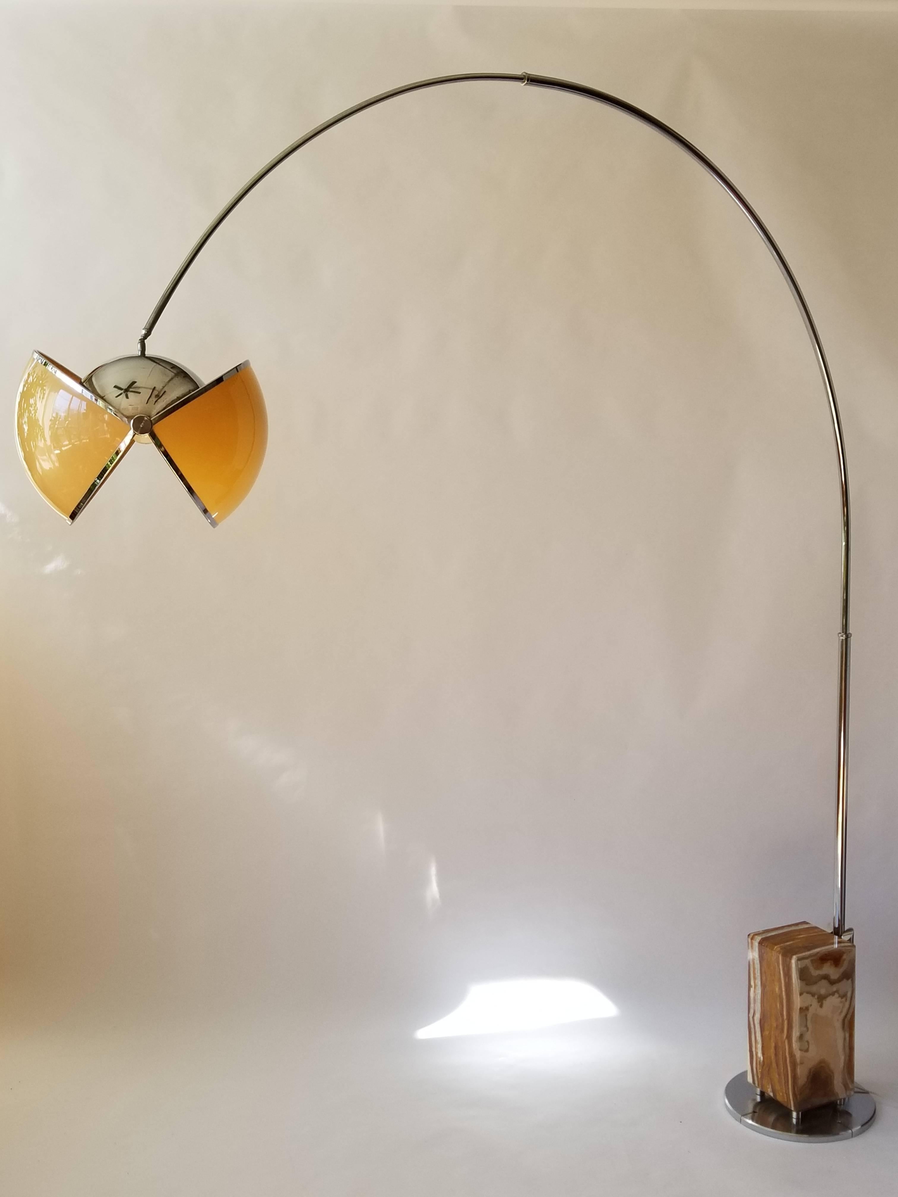 Milieu du XXe siècle Grand lampadaire en forme d'arc dans le style de Superstudio:: vers 1970:: Italie