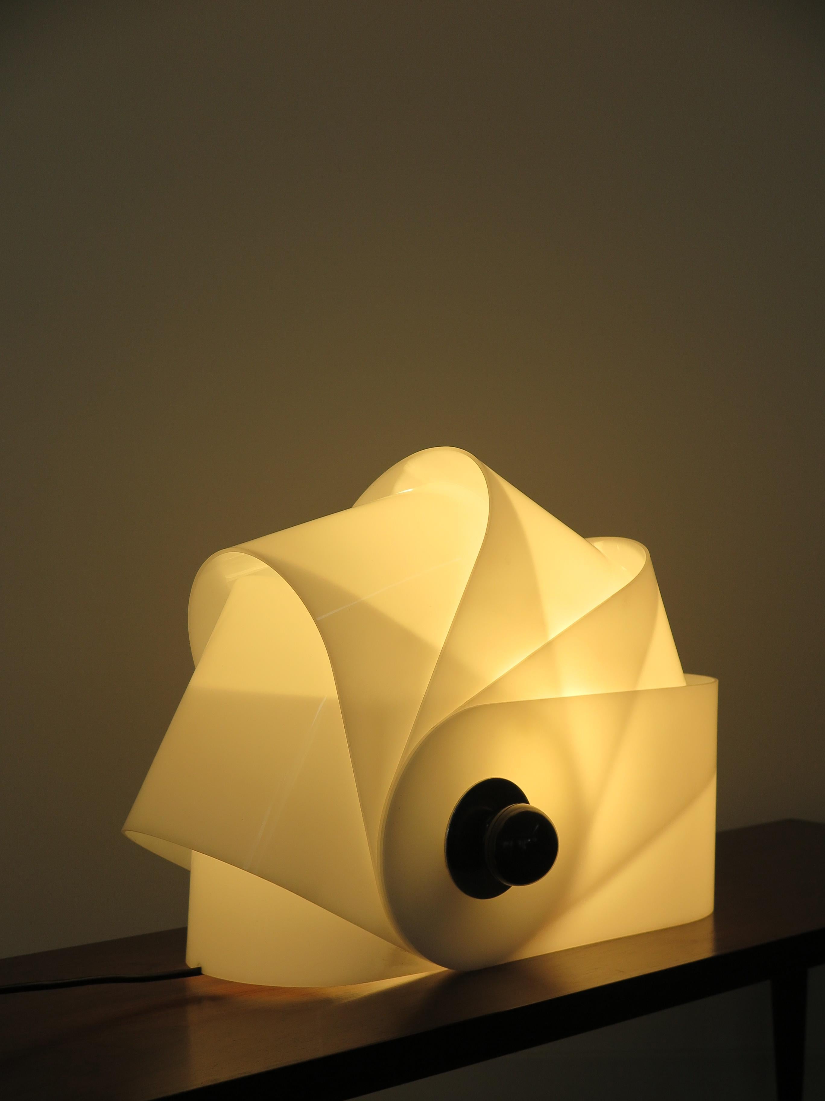 Lampada da tavolo modello Gherpe disegnata da Superstudio per Poltronova con struttura e diffusori in metacrilato tagliato e termoformato e particolari in metallo, produzione Italia 1967

Bibliografia:
Giuliana Gramigna - Repertorio Del Design