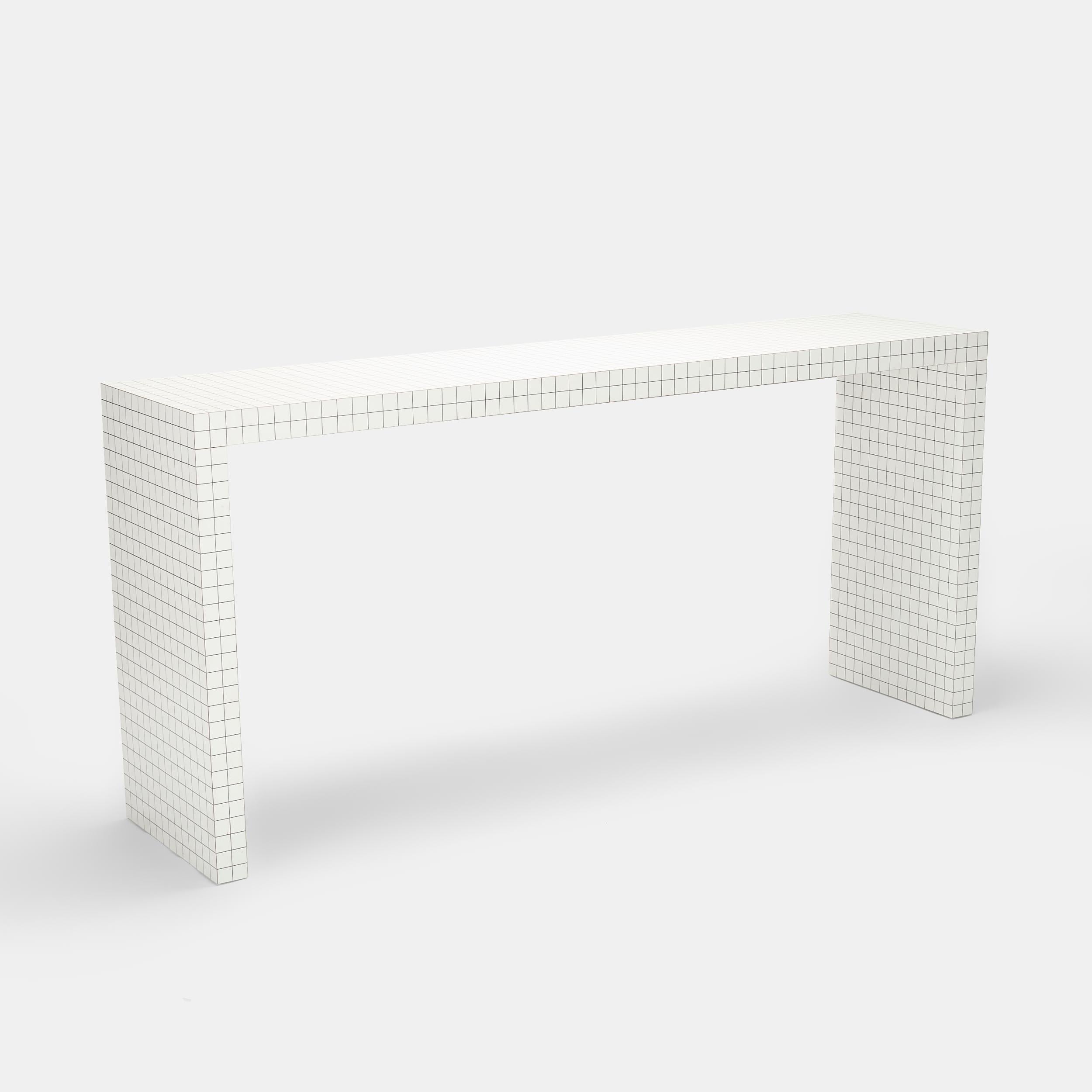 La table console Quaderna présente une structure centrale en nid d'abeille recouverte d'un stratifié plastique blanc, sérigraphié de carrés noirs espacés de 1,2 pouce.

La série Quaderna se caractérise par une structure centrale en nid d'abeilles