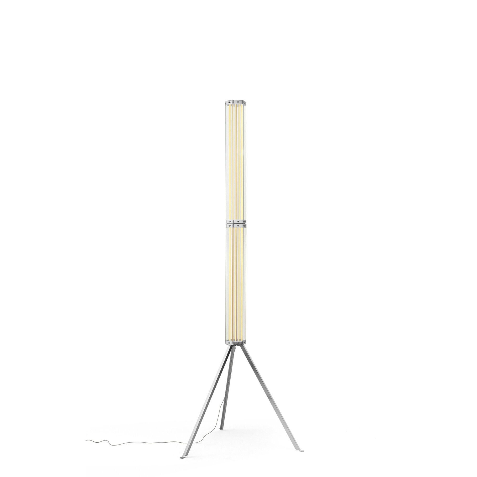 Ti presentiamo SuperWire: una collezione modulare dal sapore futuristico, disegnata da Formafantasma per Flos.

Paradigma di bellezza scultorea, SuperWire è concepito come una collezione, composta da moduli esagonali di pannelli di vetro piano,