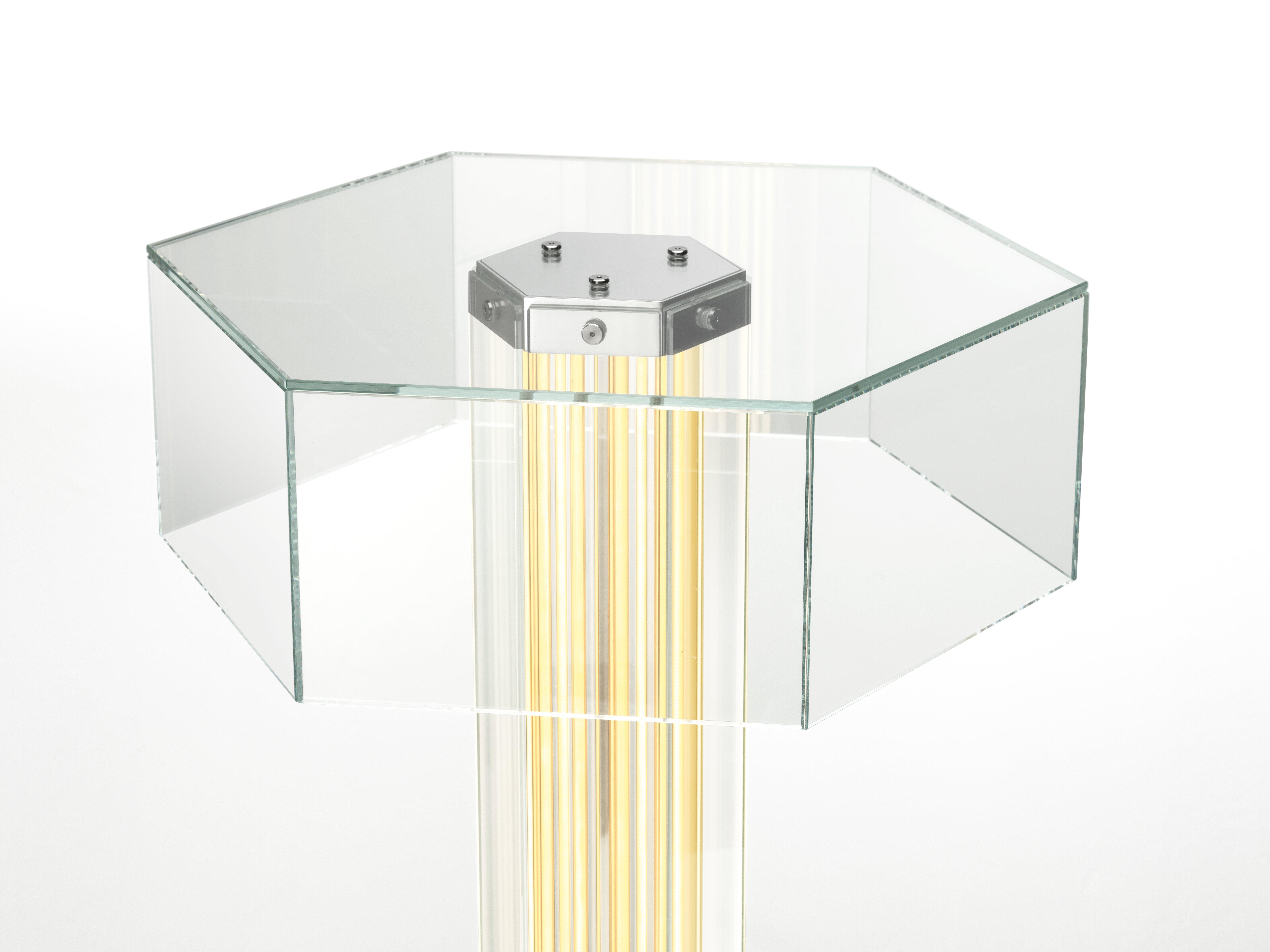 Te presentamos SuperWire: una colección modular de aire futurista, diseñada por Formafantasma para Flos.

Paradigma de belleza escultural, SuperWire está concebido como una colección, formada por módulos hexagonales de paneles planos de vidrio,